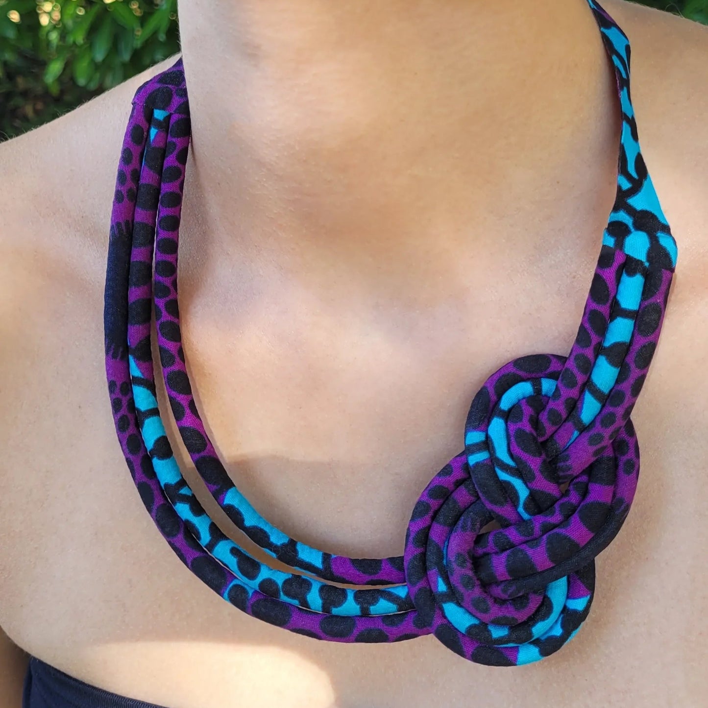 collier en tissu Fatoumata, un collier ethnique chic fait artisanalement à Dakar