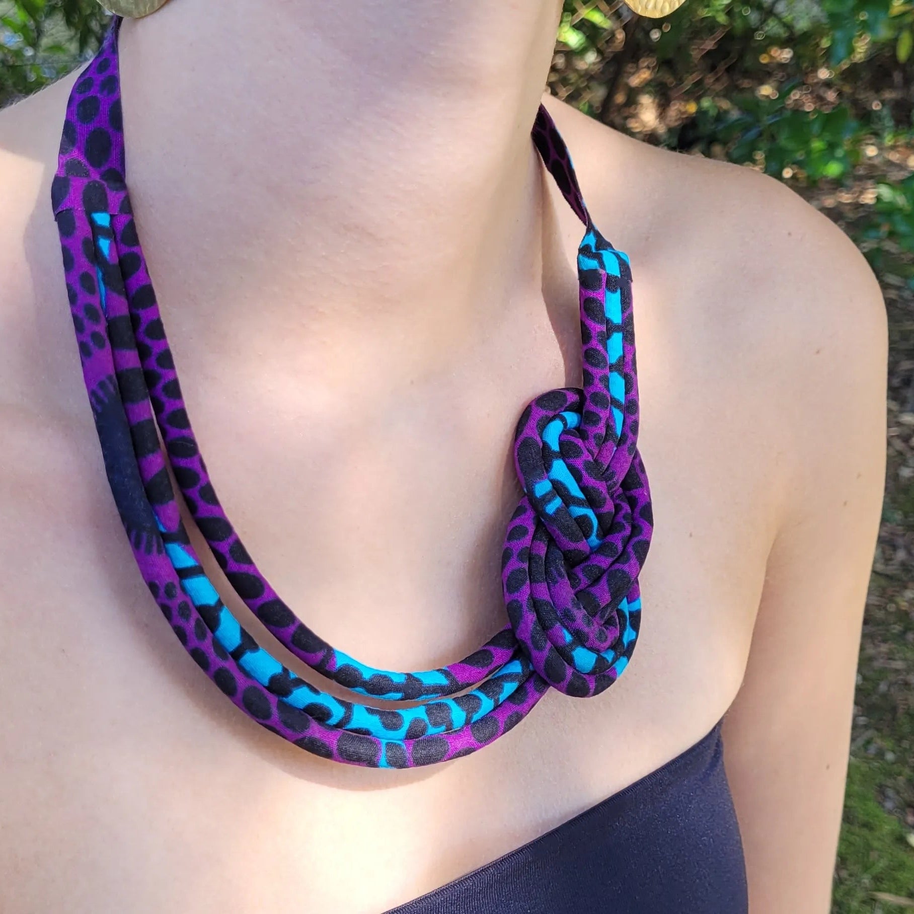 collier en tissu Fatoumata, un collier ethnique chic composé de trois rangs de cordons recouverts de tissu wax entrelacés