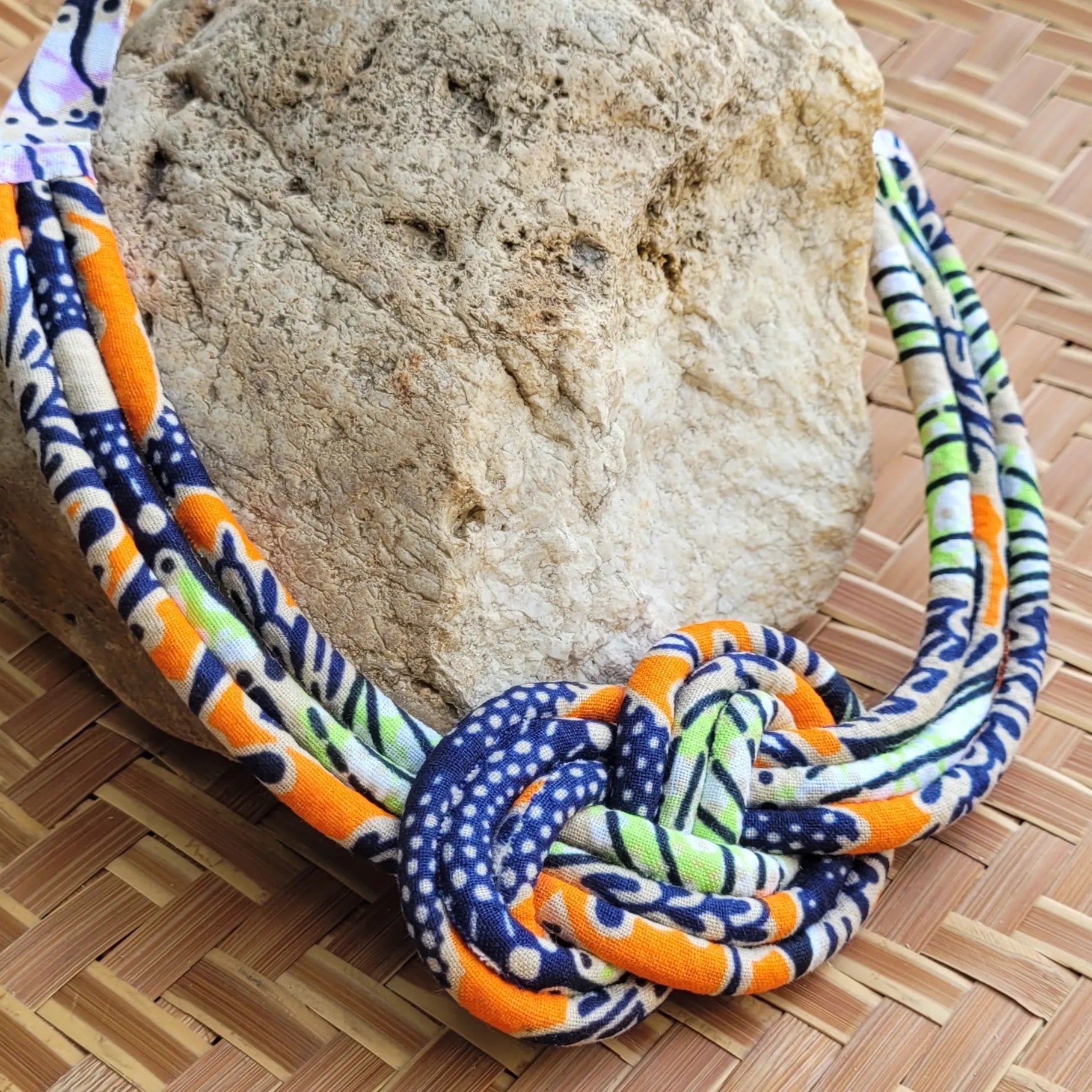 collier en tissu Haby, un bijou africain traditionnel en wax orange et noir