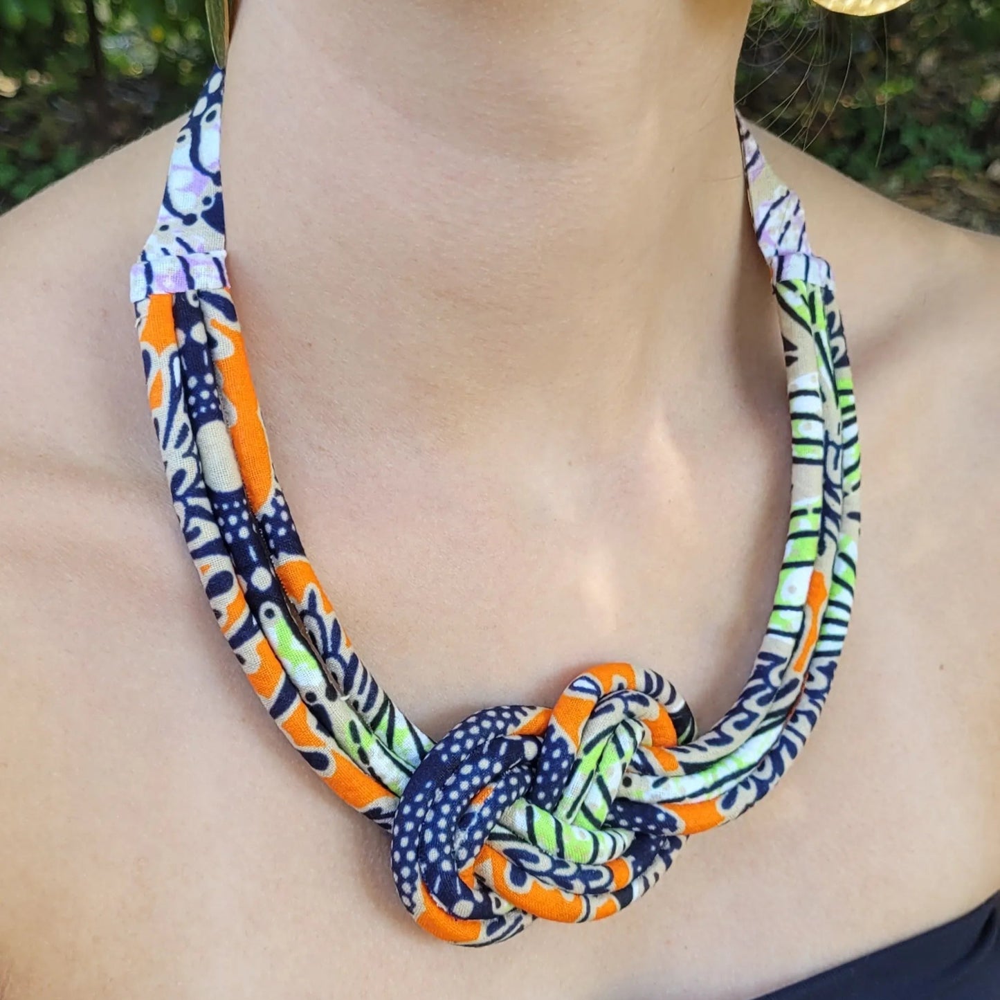 collier en tissu Haby, un collier coloré en wax orange et noir