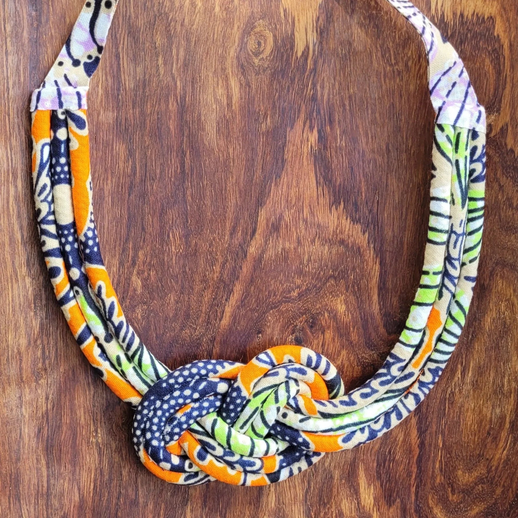 collier en tissu Haby, un collier coloré en pagne formant un nœud