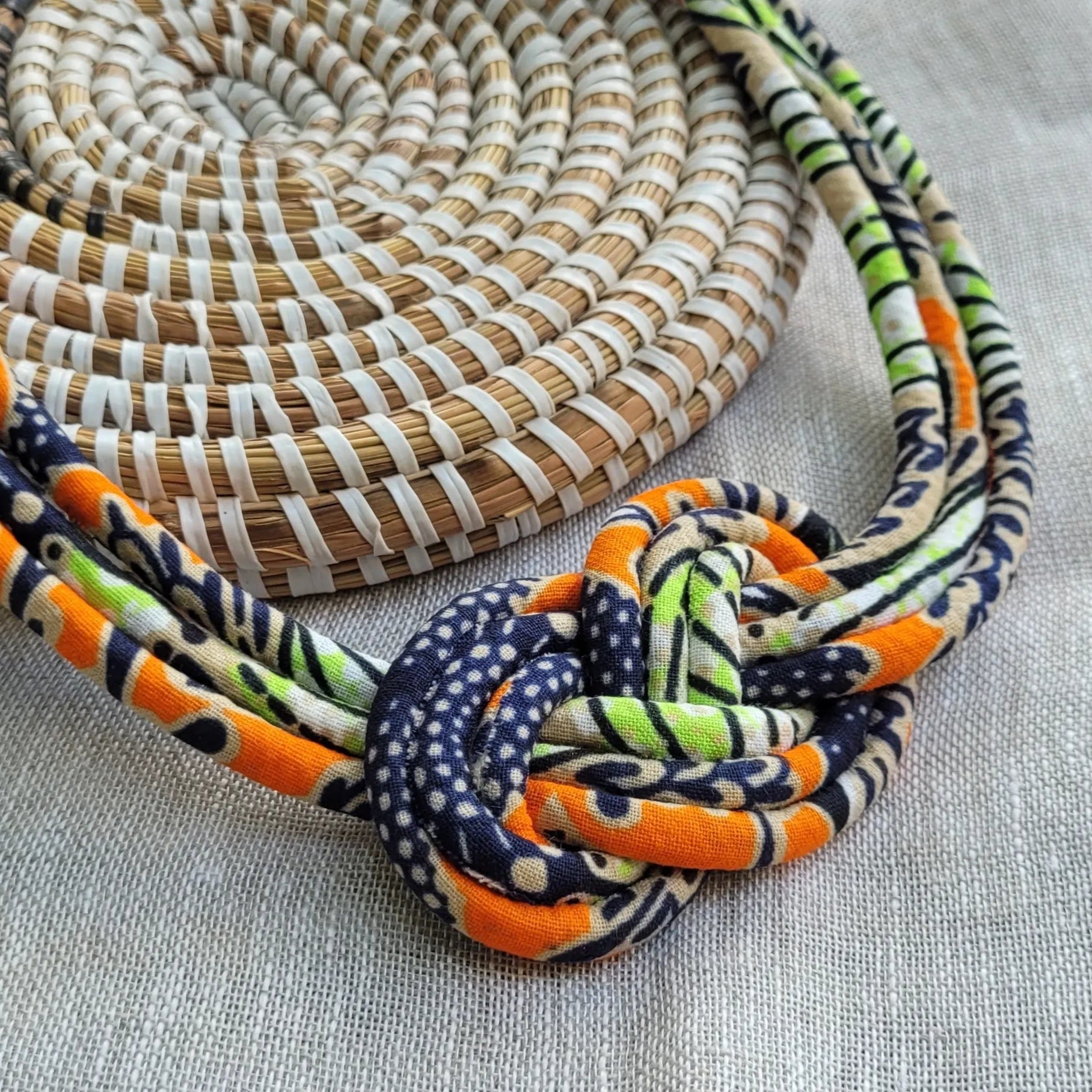 collier en tissu Haby, un collier coloré fait artisanalement à Dakar