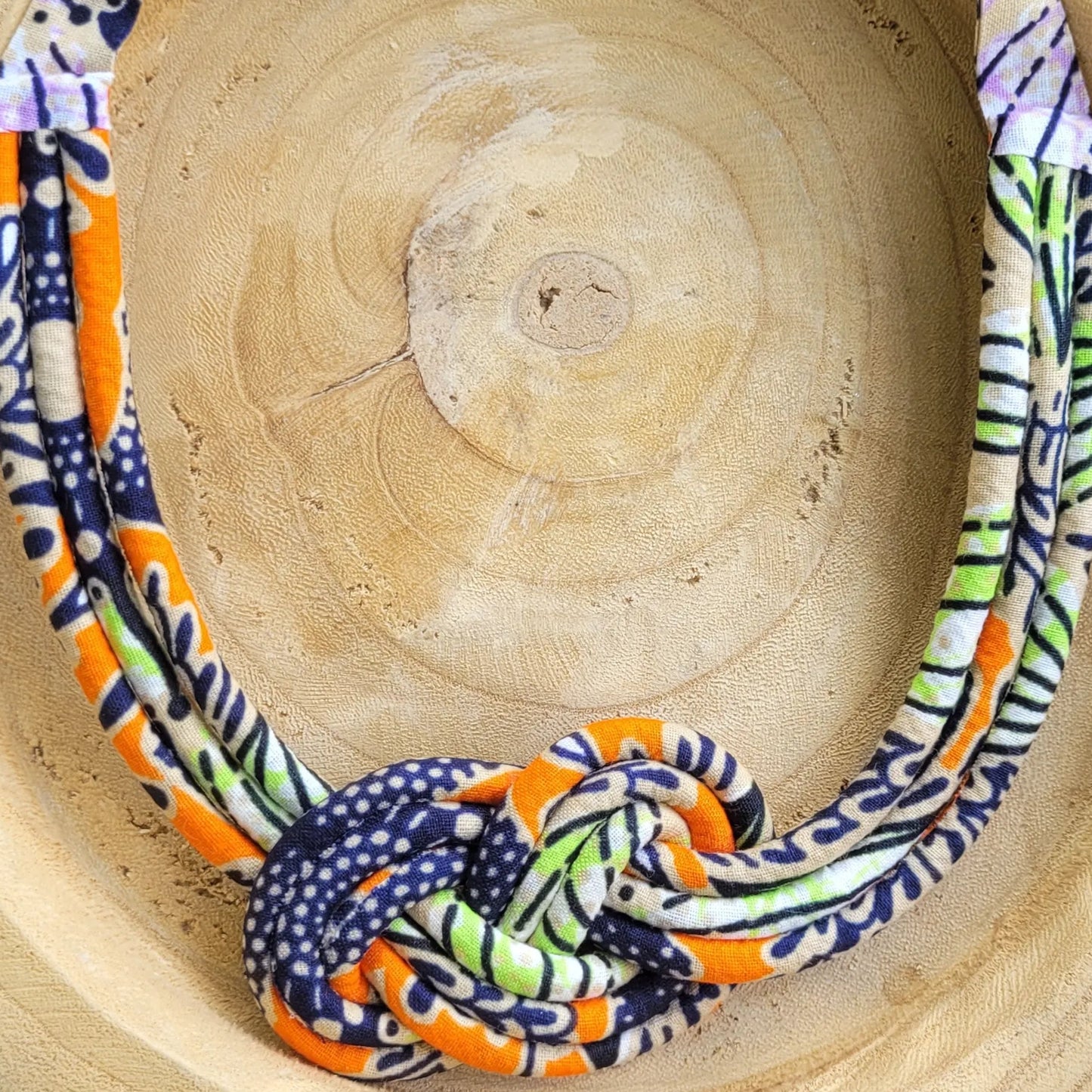 collier en tissu Haby, un collier coloré composé de trois rangs de cordons recouverts de tissu wax entrelacés