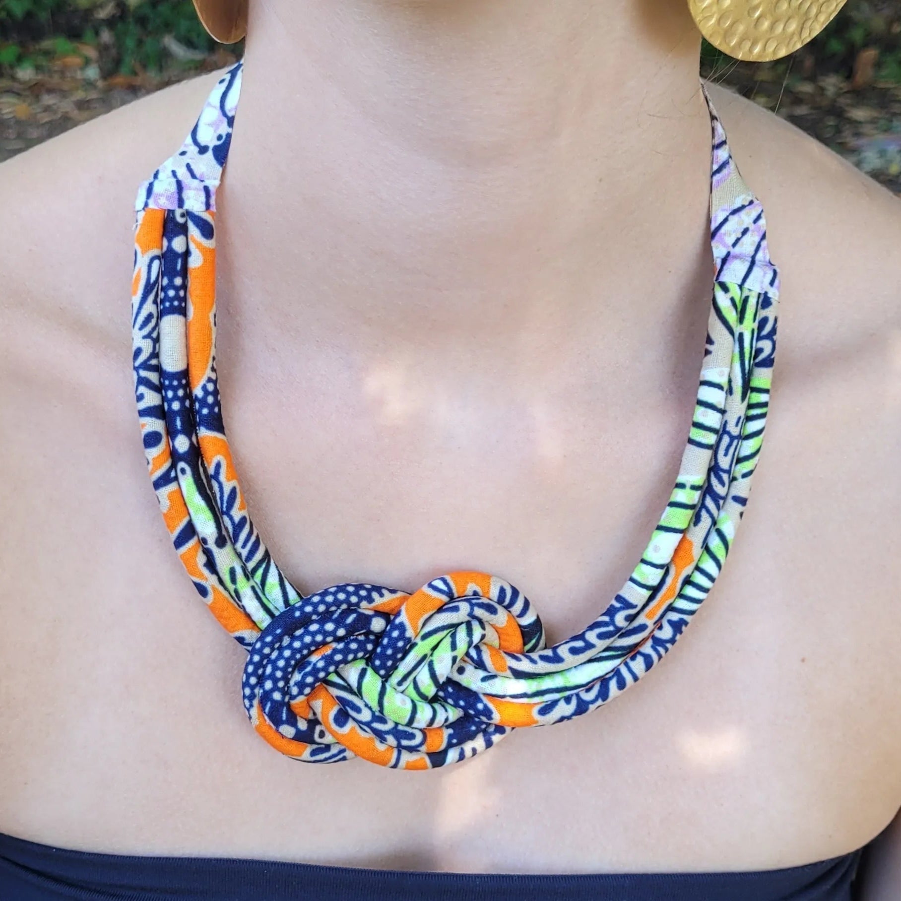 collier en tissu Haby, un collier ethnique chic en pagne formant un nœud