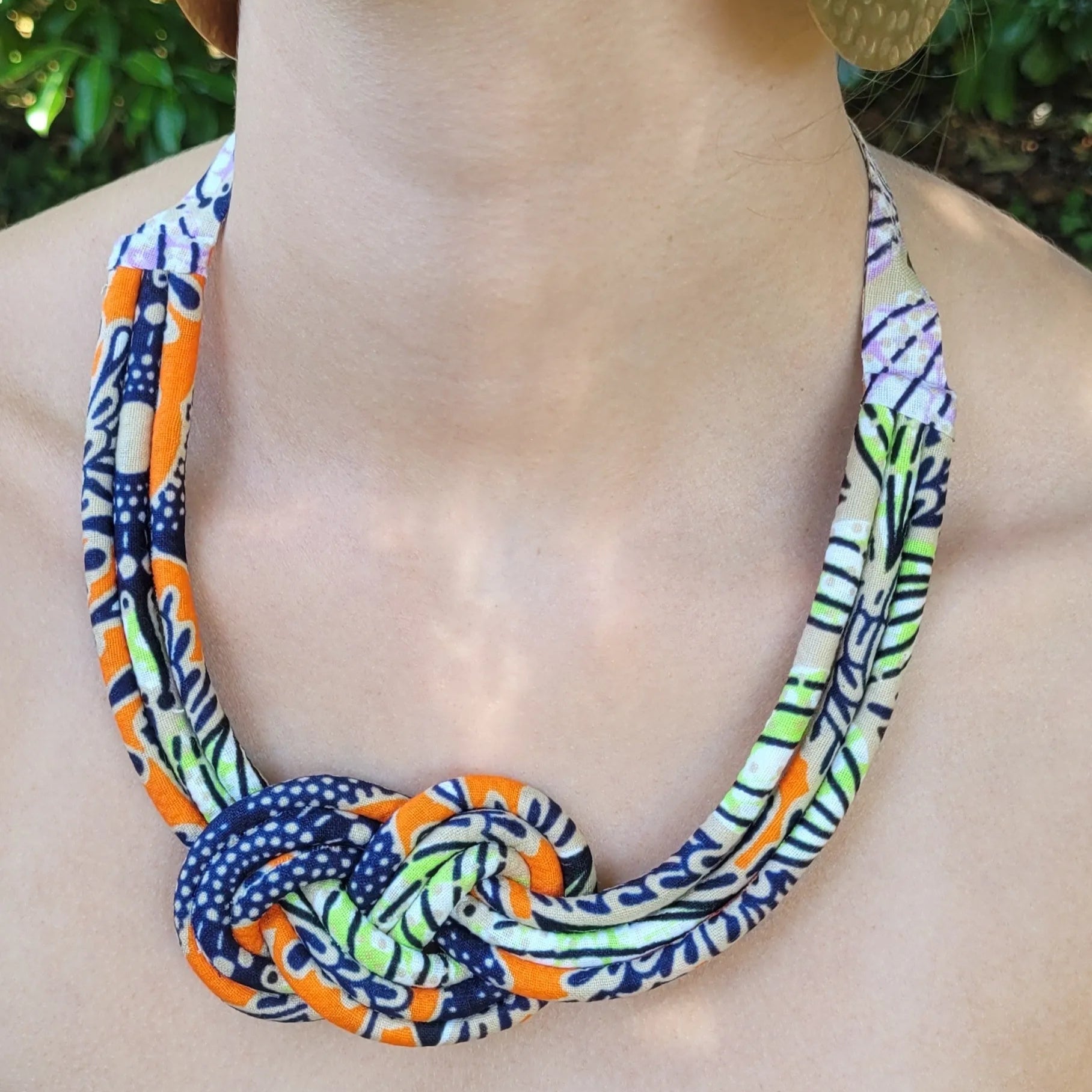 collier en tissu Haby, un collier ethnique chic fait artisanalement à Dakar