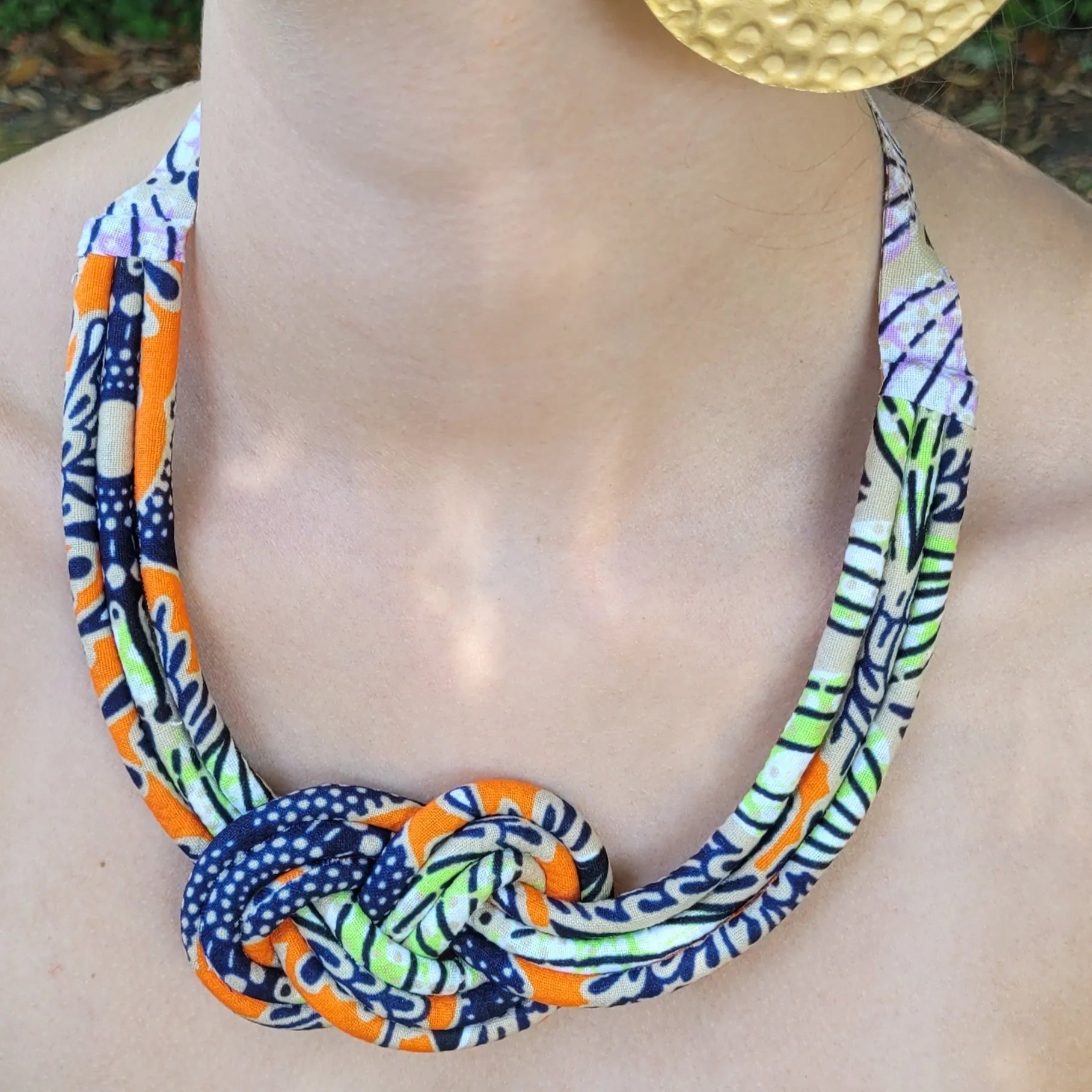 collier en tissu Haby, un collier ethnique chic composé de trois rangs de cordons recouverts de tissu wax entrelacés