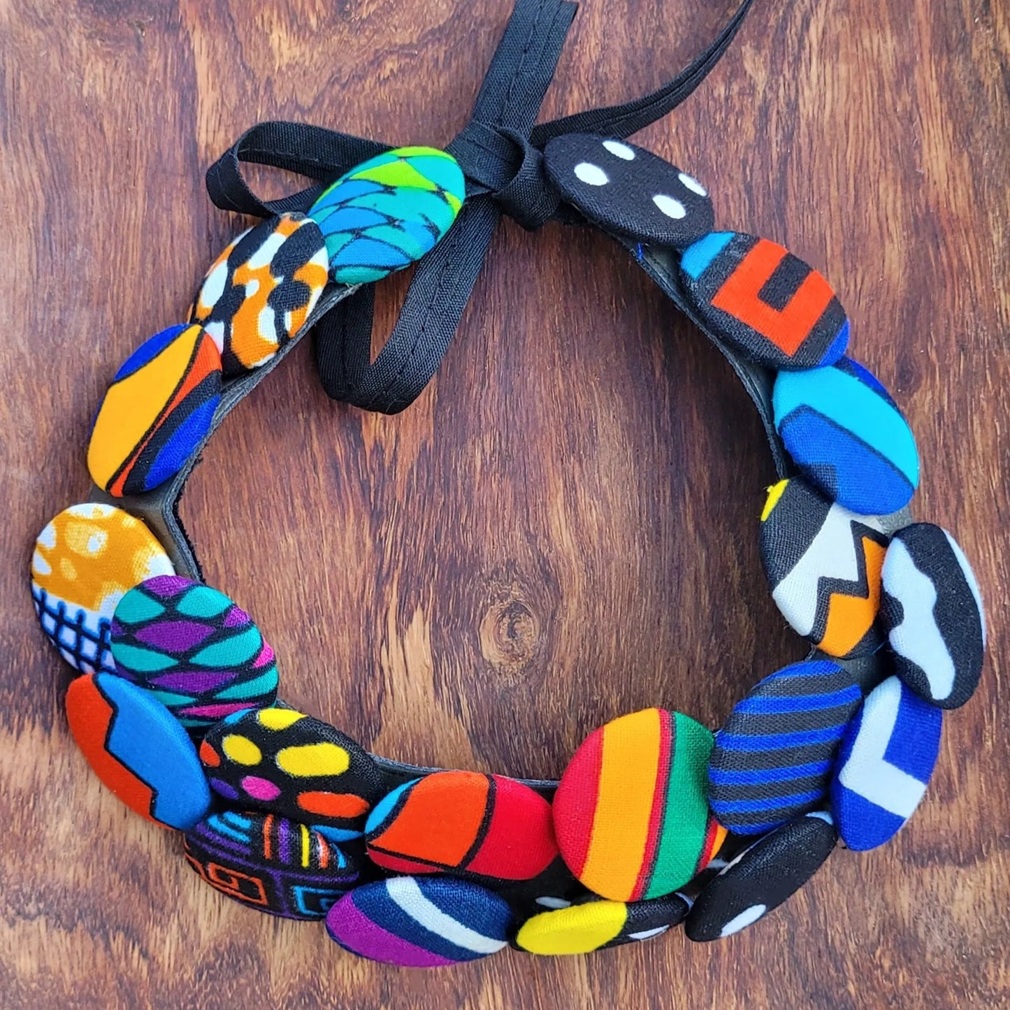 collier en tissu Khadi, un collier coloré composé de deux rangées de boutons recouverts de tissu wax