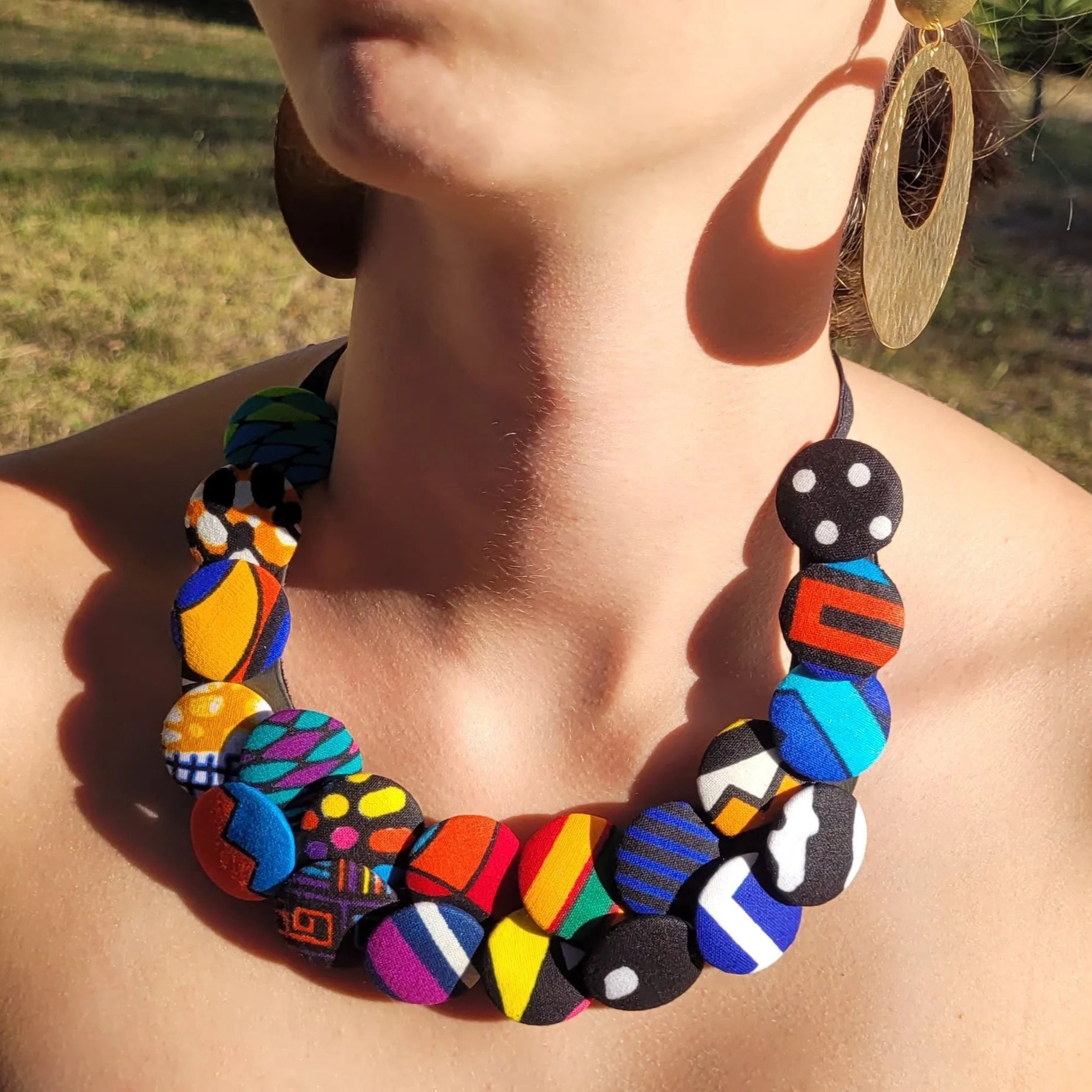 collier en tissu Khadi, un collier ethnique chic composé de deux rangées de boutons recouverts de tissu wax