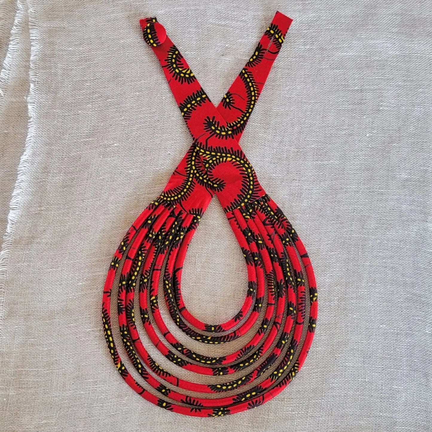 collier en tissu Khadija, un bijou africain traditionnel en pagne noir et rouge 