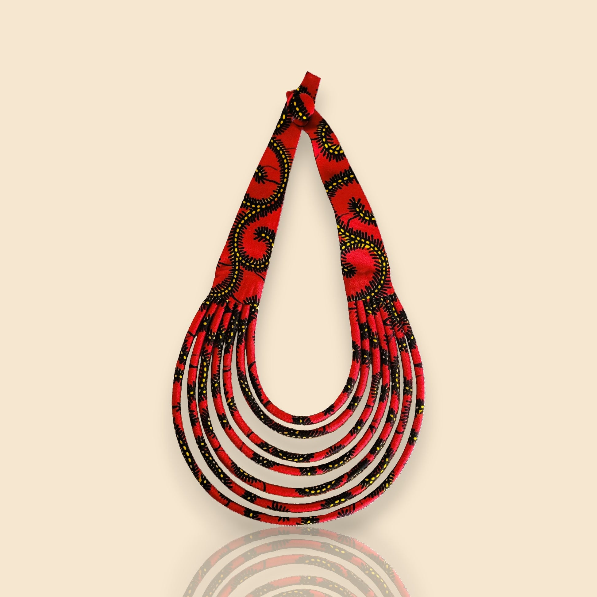 collier en tissu Khadija, un collier ethnique chic en wax noir et rouge