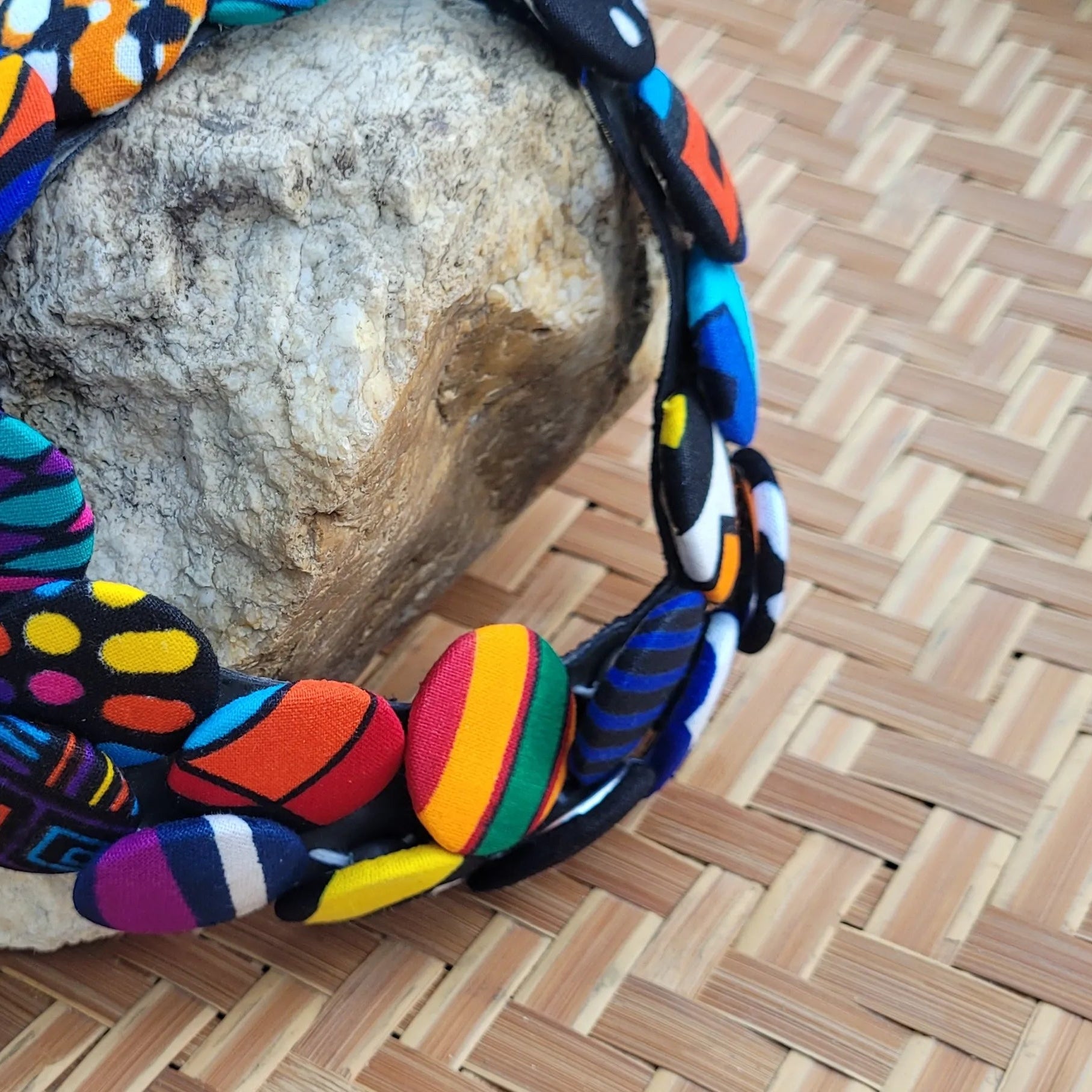 collier en tissu Khady, un bijou africain traditionnel en pagne multicolore