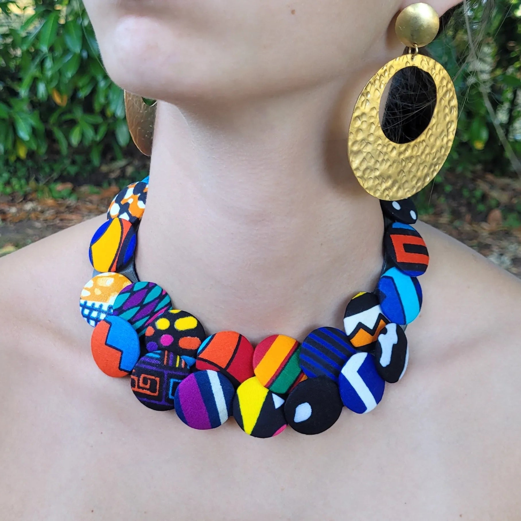 collier en tissu Khady, un bijou africain traditionnel composé de deux rangées de boutons recouverts de tissu wax