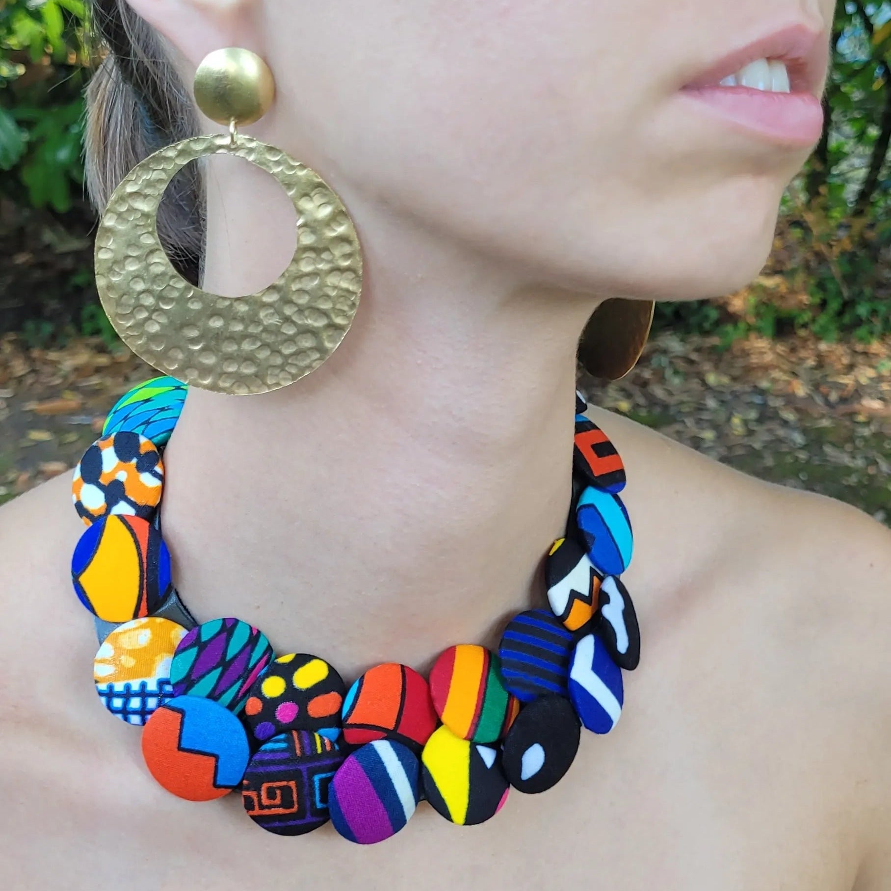 collier en tissu khady, un bijou ethnique chic en wax multicolore