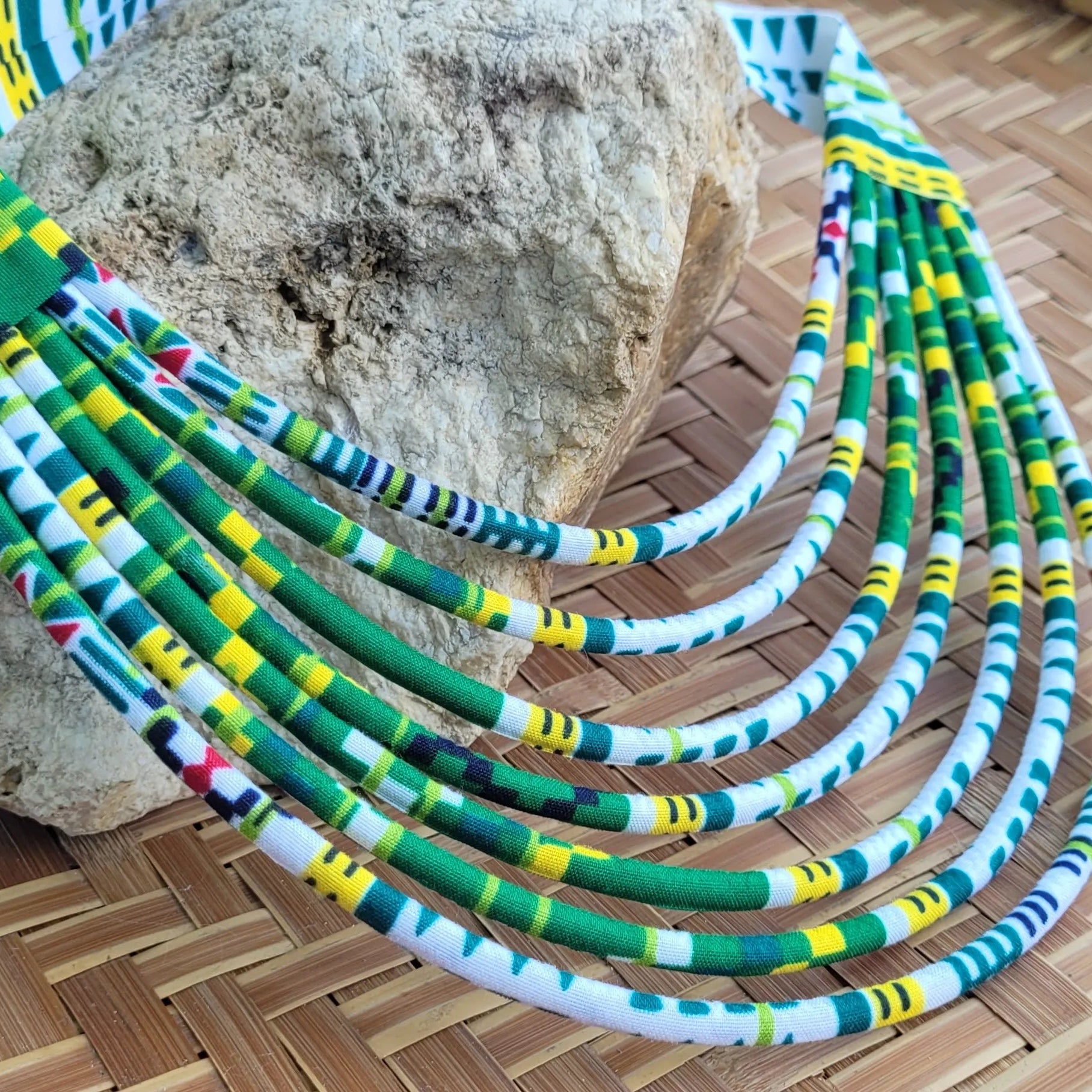 collier en tissu Maguette, un bijou africain traditionnel en wax vert et blanc 