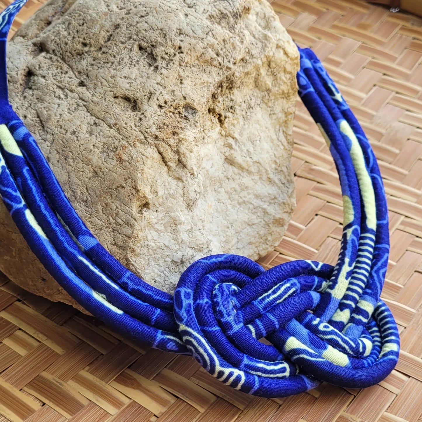 collier en tissu Maïmouna, un bijou africain traditionnel en wax bleu turquoise et brun