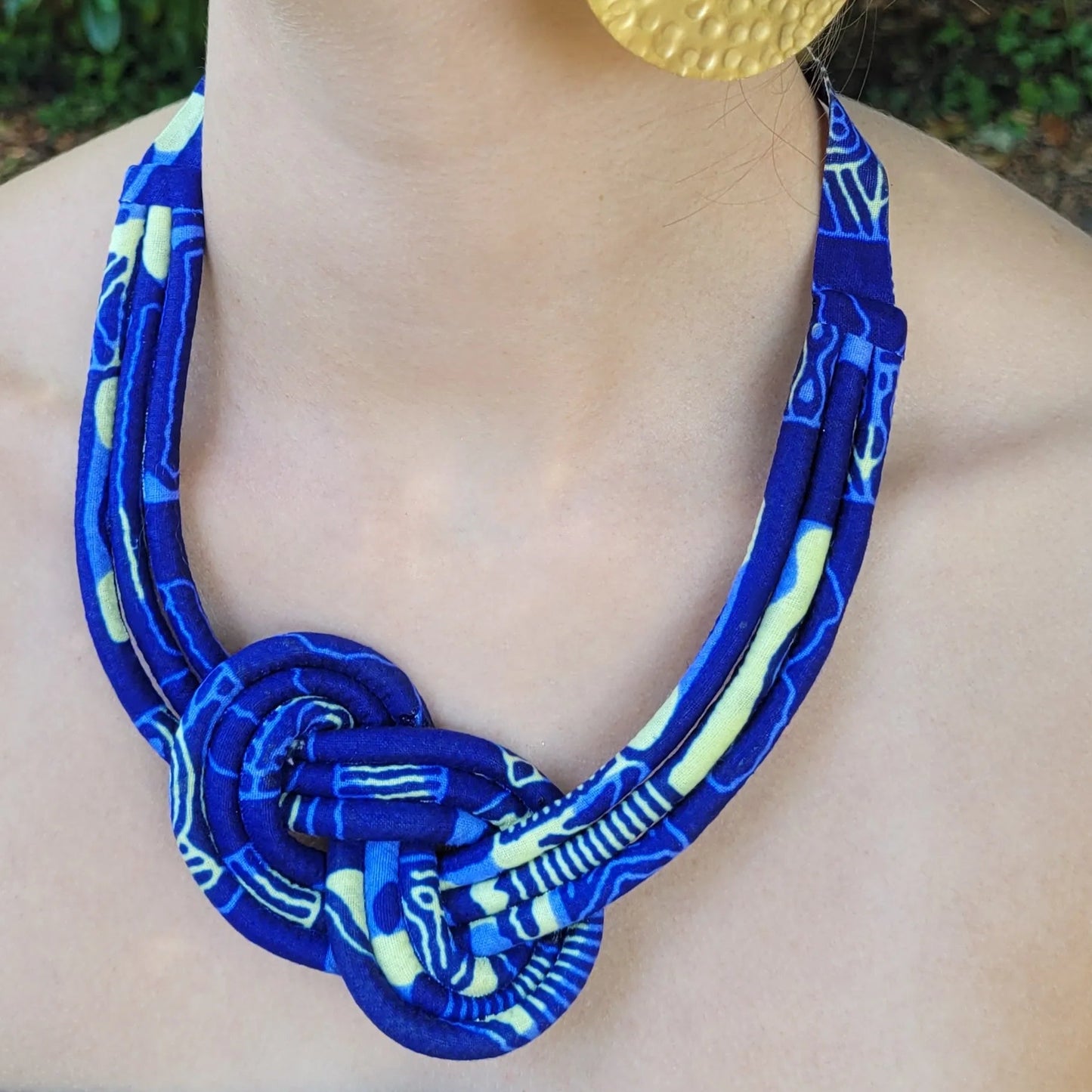 collier en tissu Maïmouna, un collier coloré en wax bleu turquoise et brun