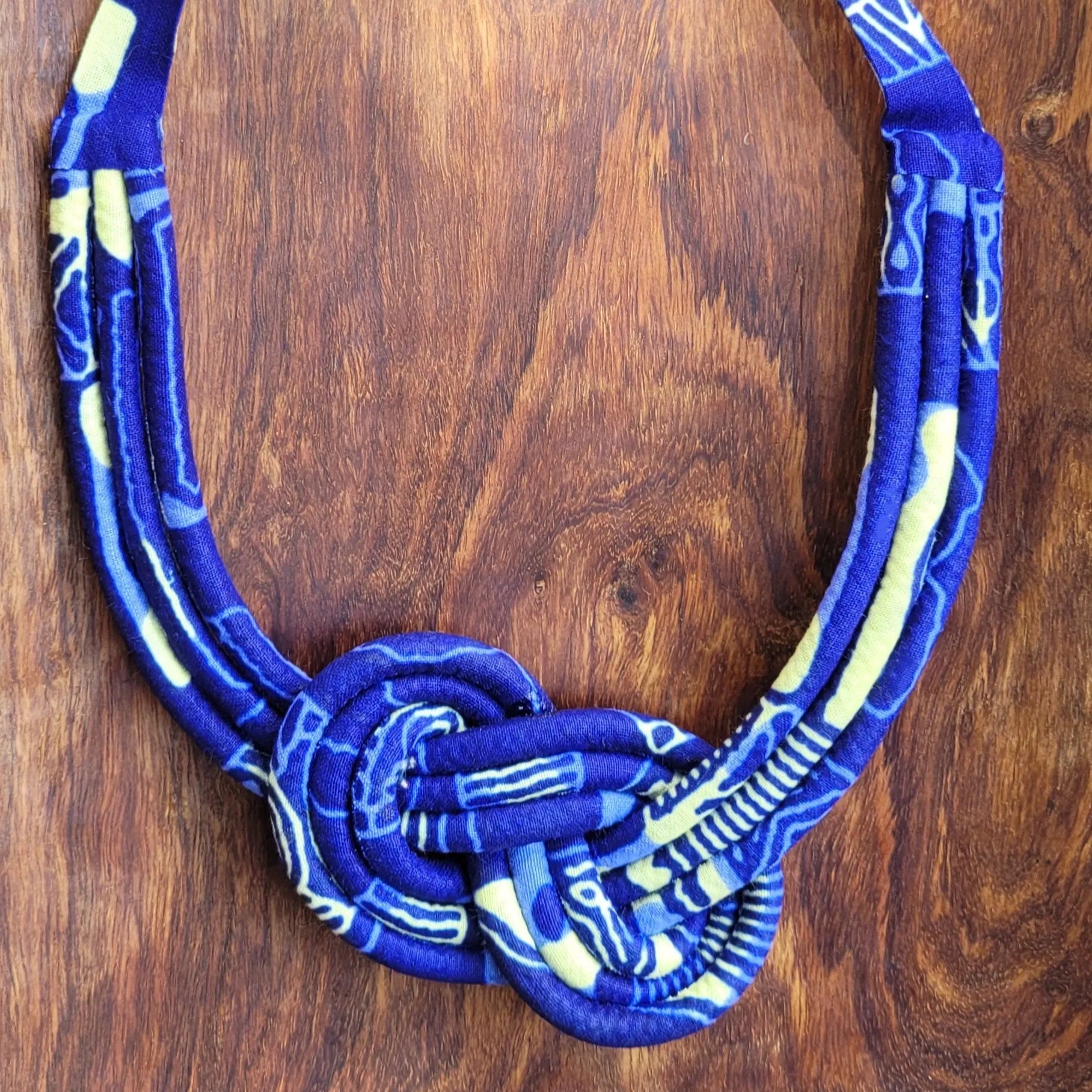 collier en tissu Maïmouna, un collier coloré en pagne formant un nœud