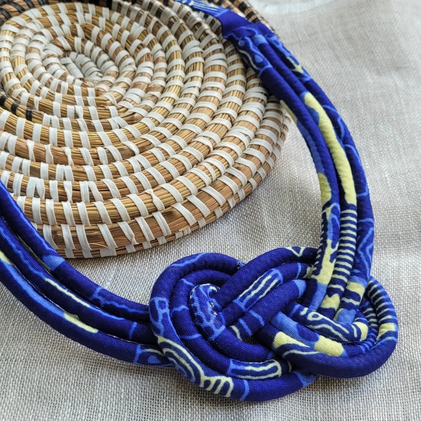 collier en tissu Maïmouna, un collier coloré fait artisanalement à Dakar