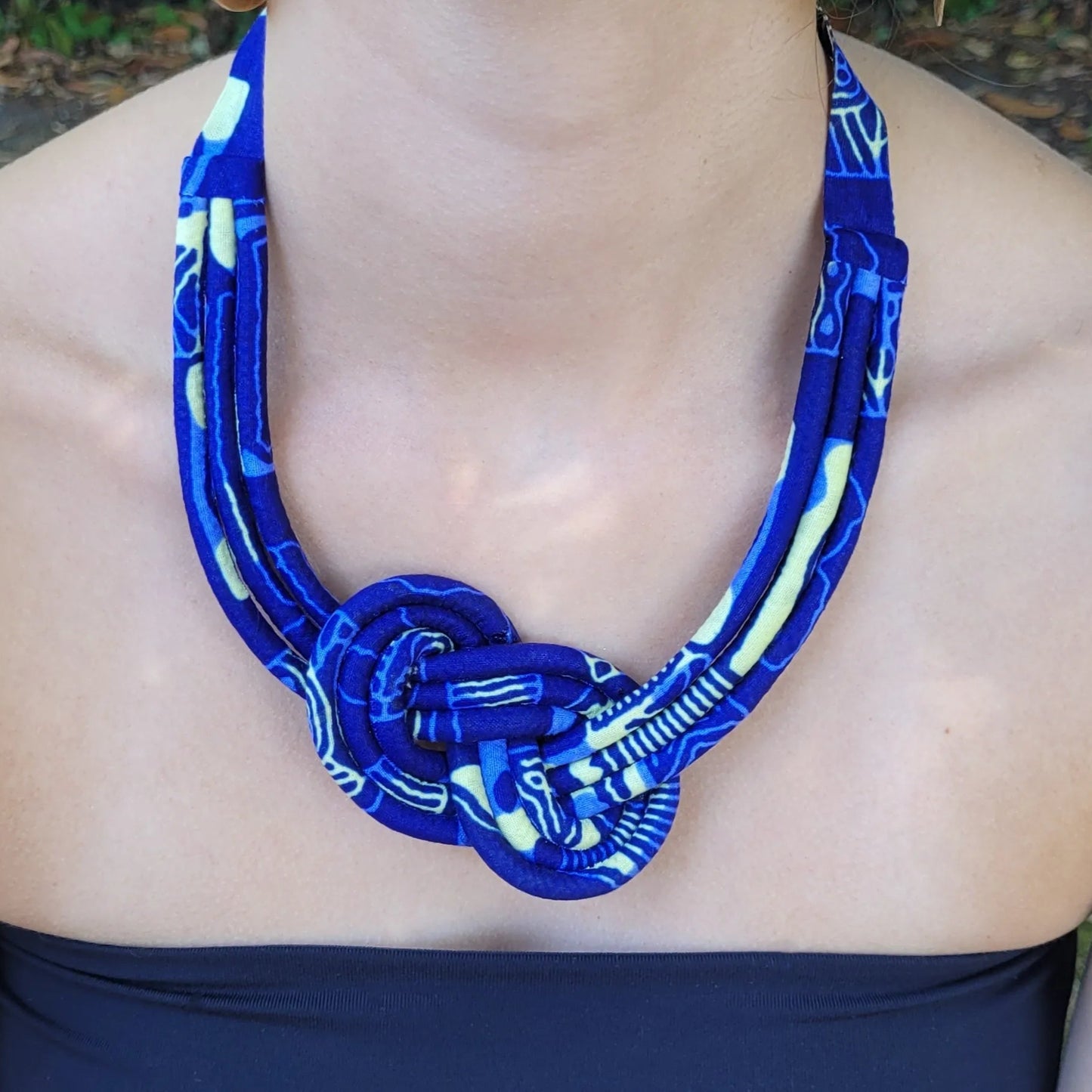 collier en tissu Maïmouna, un collier ethnique chic en pagne formant un nœud