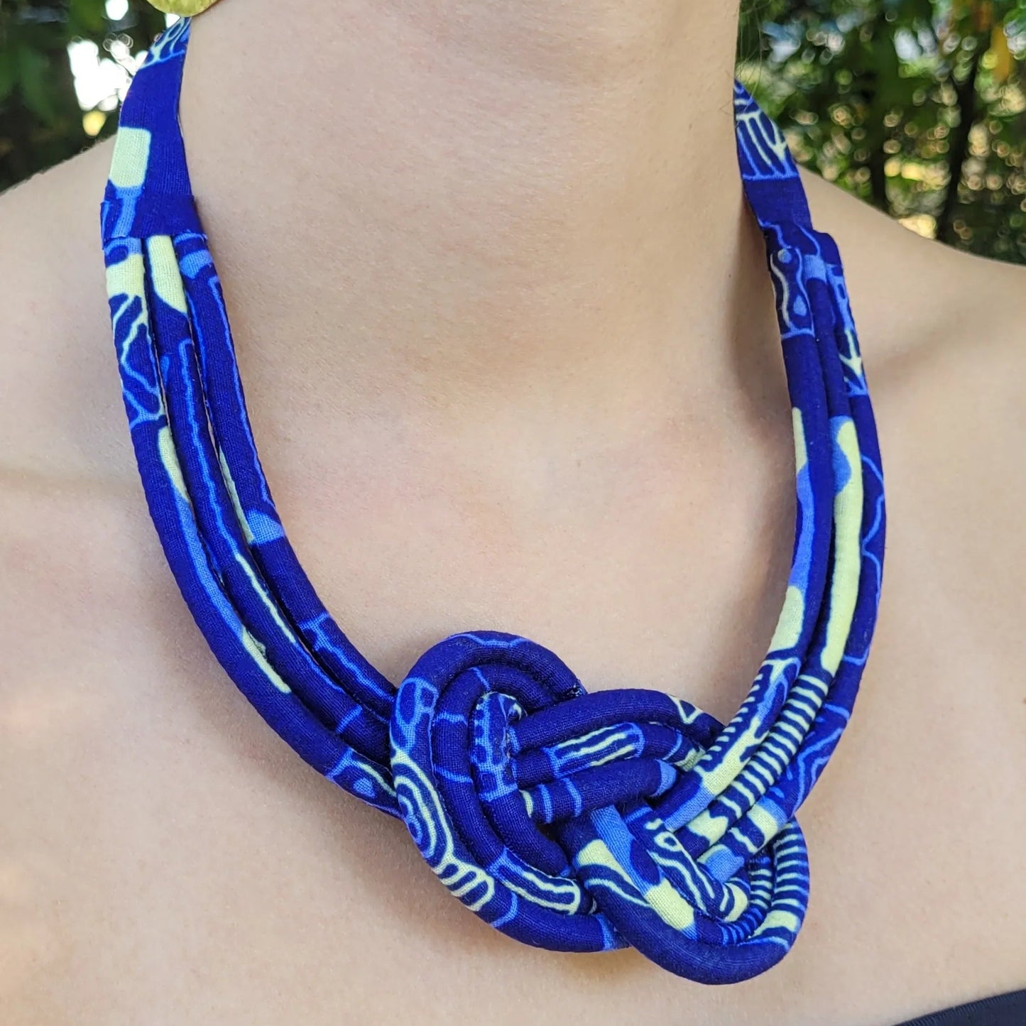 collier en tissu Maïmouna, un collier ethnique chic composé de trois rangs de cordons recouverts de tissu wax entrelacés