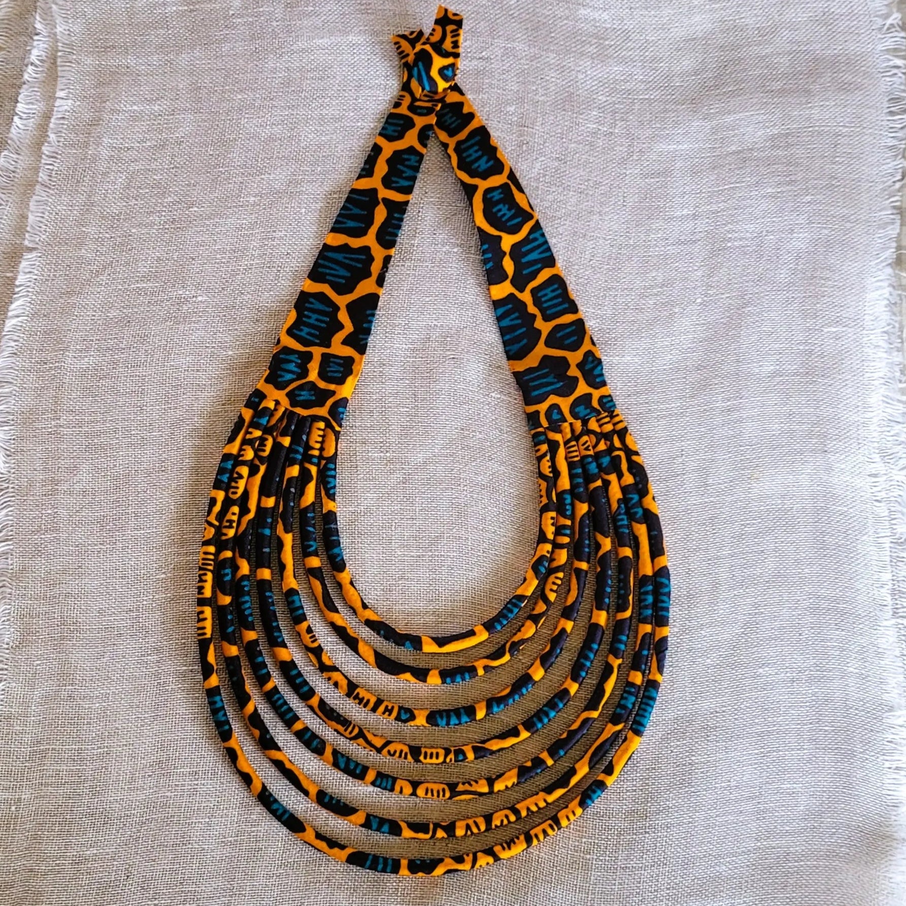 collier en tissu Nabintou, un bijou africain traditionnel fait main à Dakar