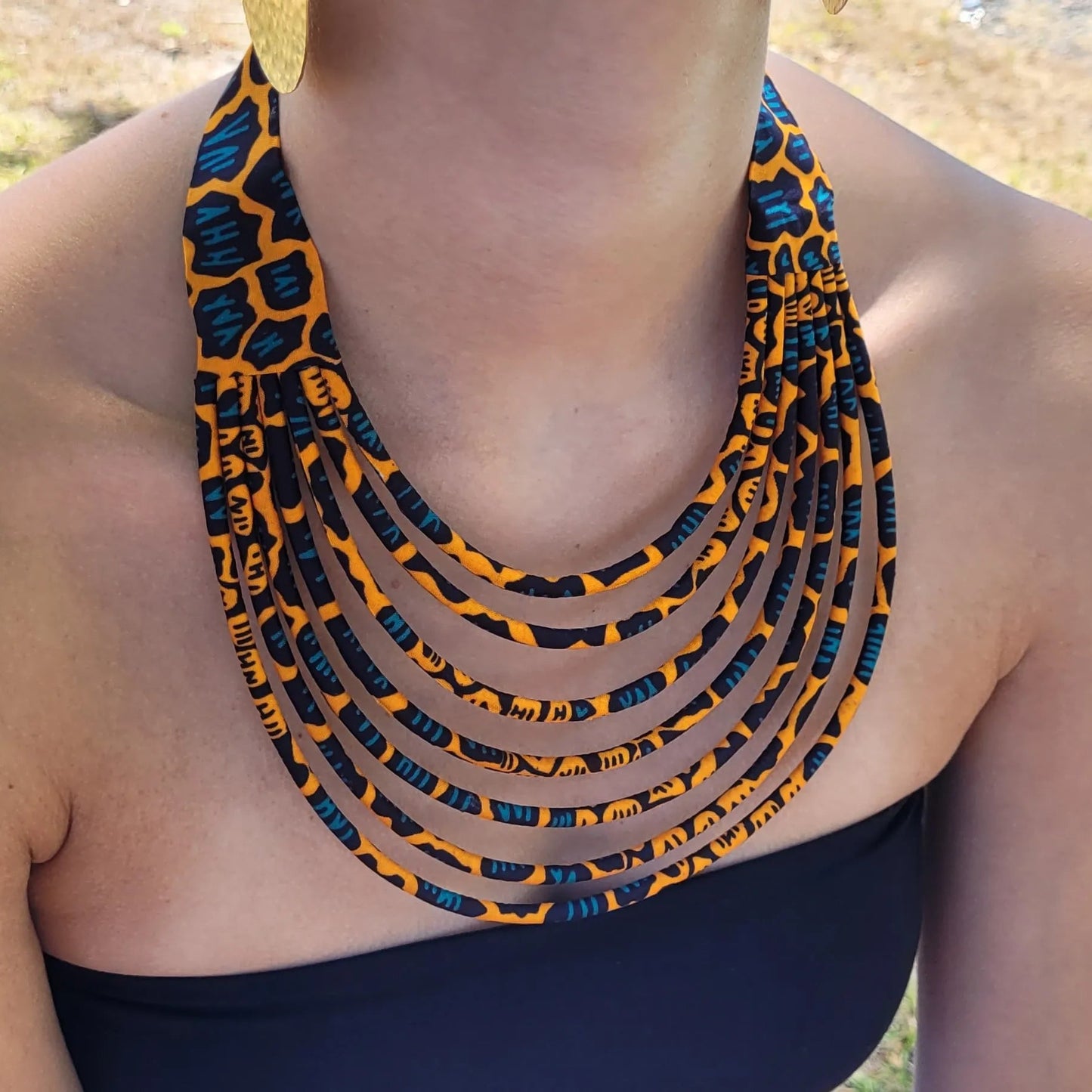collier en tissu Nabintou, un collier ethnique chic fait main à Dakar