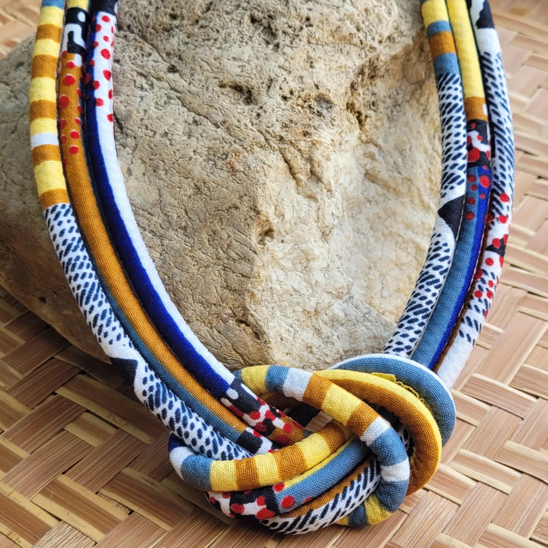 collier en tissu Nafissatou, un bijou africain traditionnel en wax multicolore