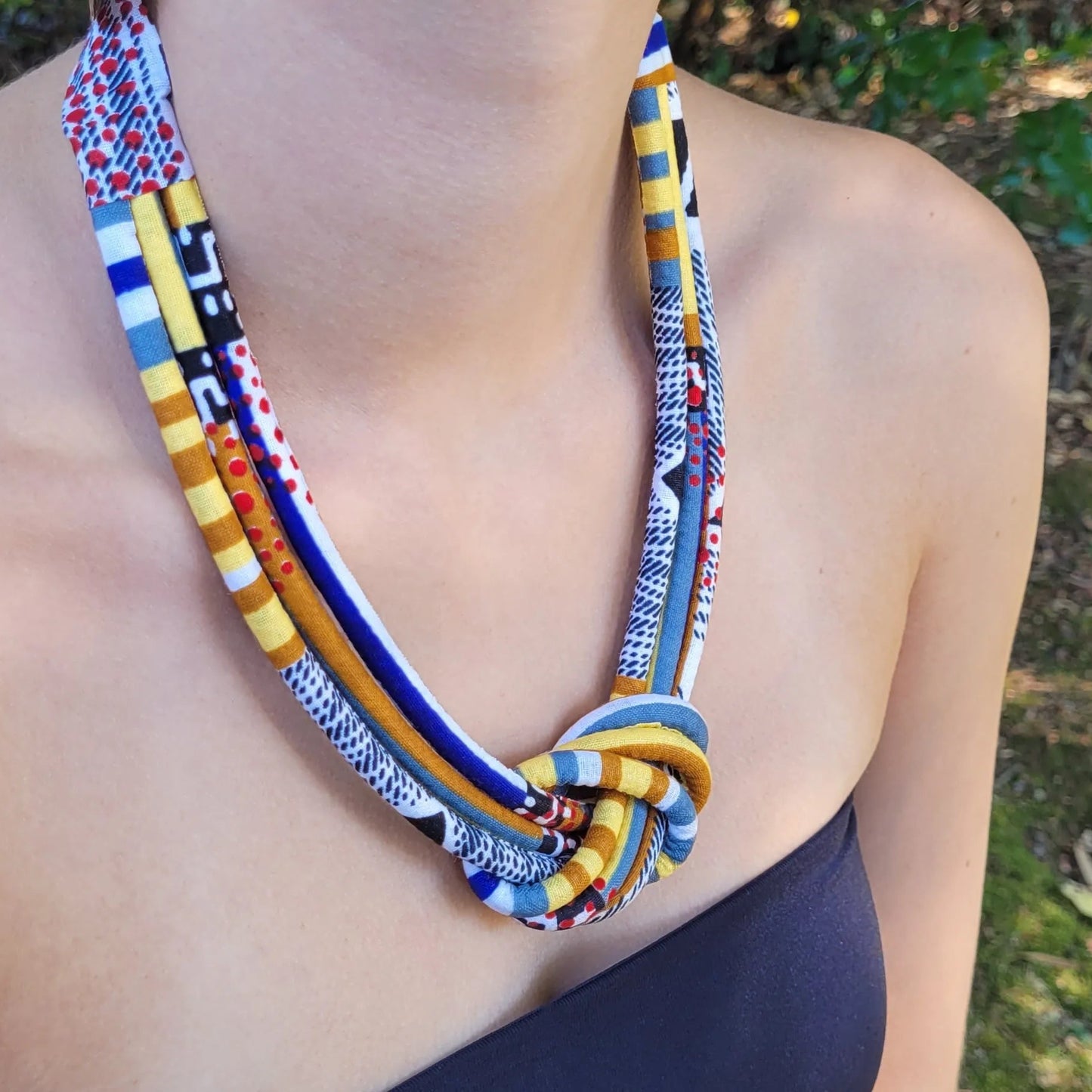 collier en tissu Nafissatou, un collier coloré en wax multicolore