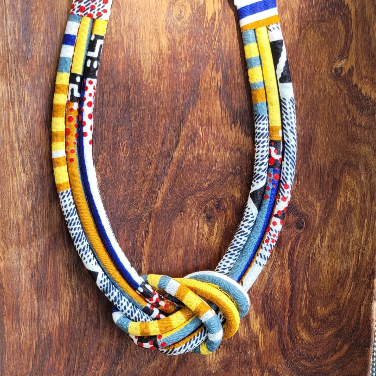 collier en tissu Nafissatou, un collier coloré en pagne formant un nœud