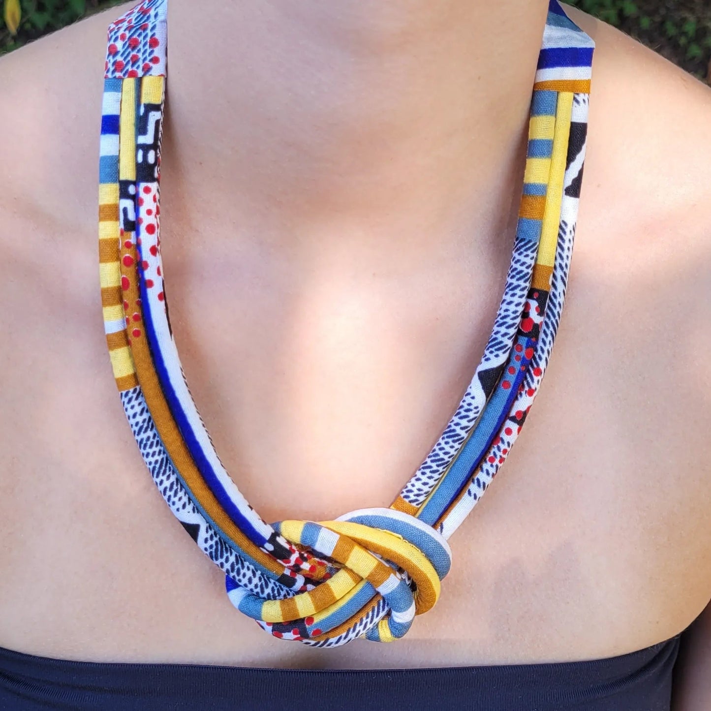 collier en tissu Nafissatou, un collier ethnique chic en pagne formant un nœud