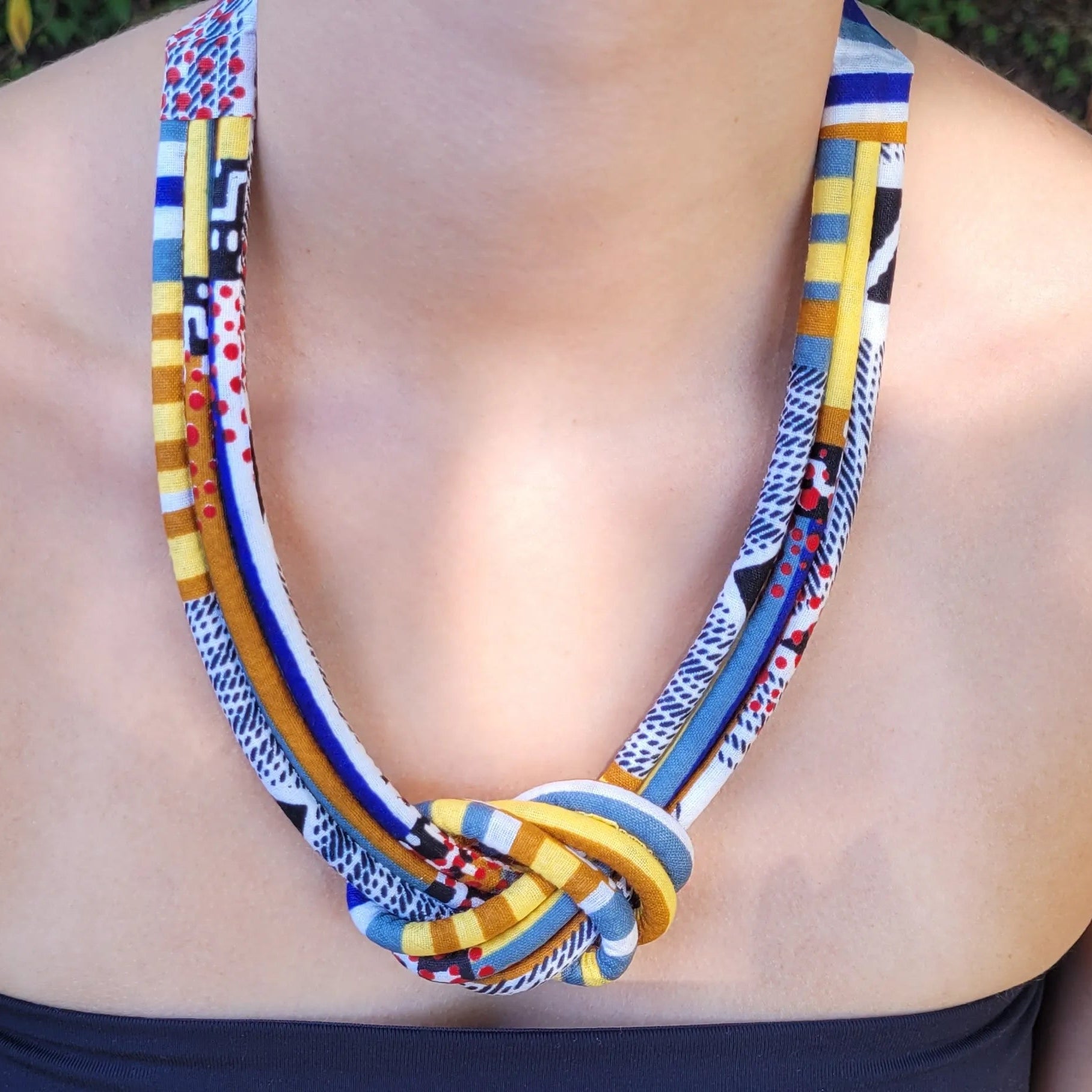 collier en tissu Nafissatou, un collier ethnique chic en pagne formant un nœud