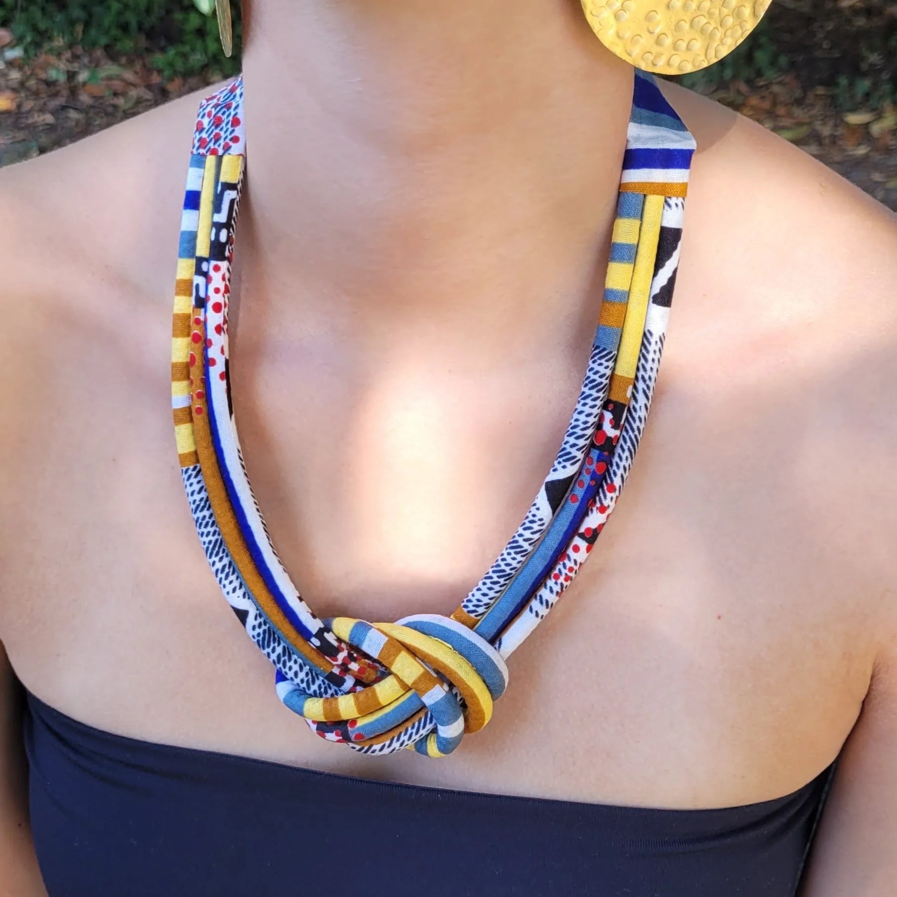collier en tissu Nafissatou, un collier ethnique chic fait artisanalement à Dakar