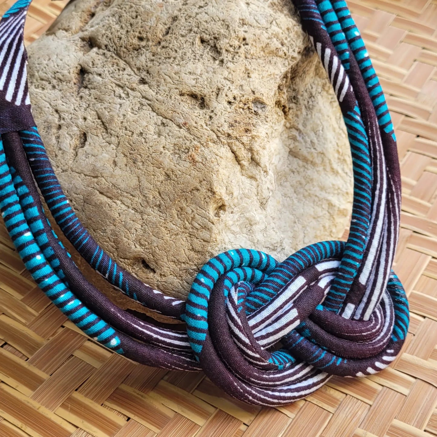 collier en tissu Ndeya, un bijou africain traditionnel en wax bleu turquoise et brun