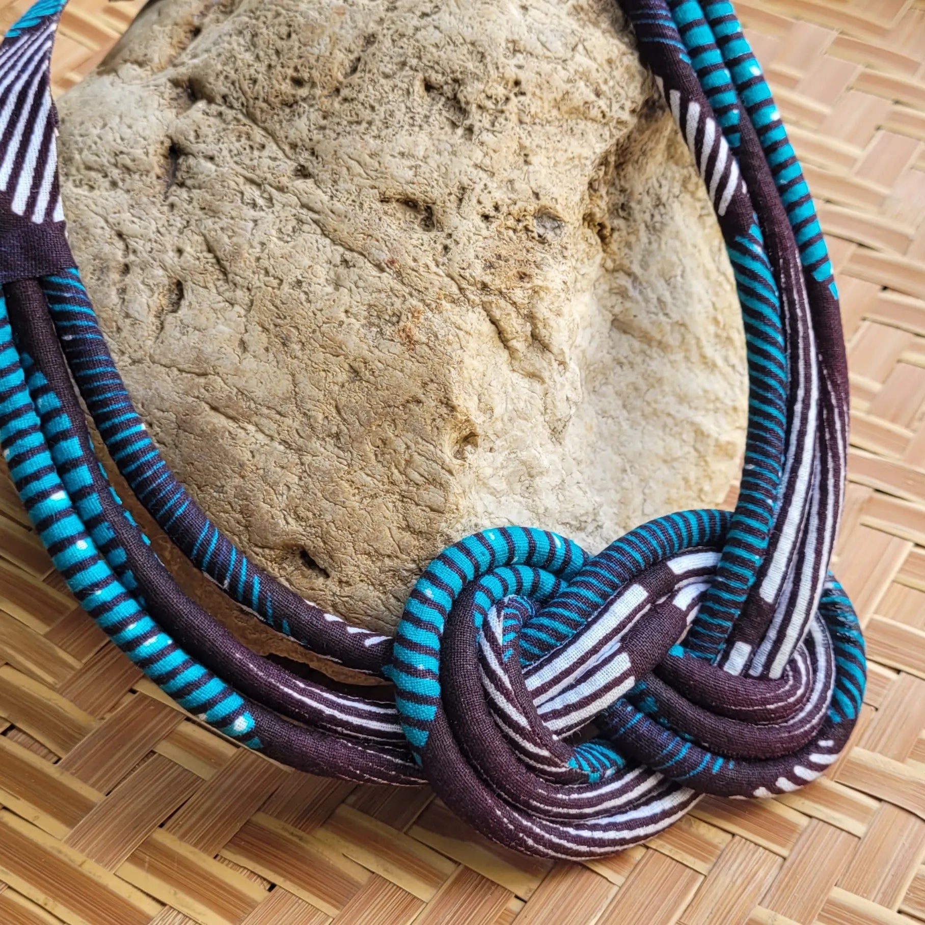 collier en tissu Ndeya, un bijou africain traditionnel en wax bleu turquoise et brun