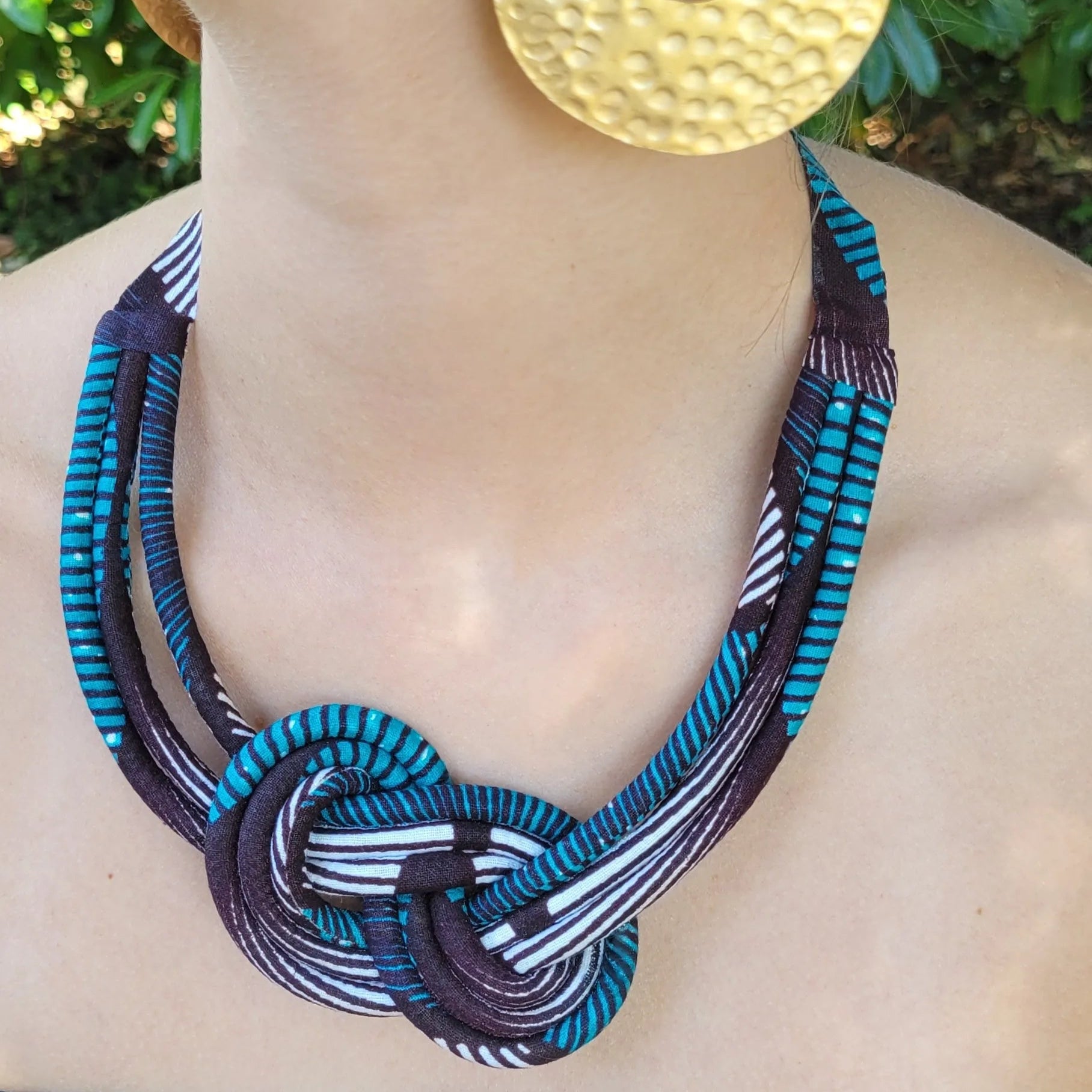 collier en tissu Ndeya, un collier coloré en wax bleu turquoise et brun