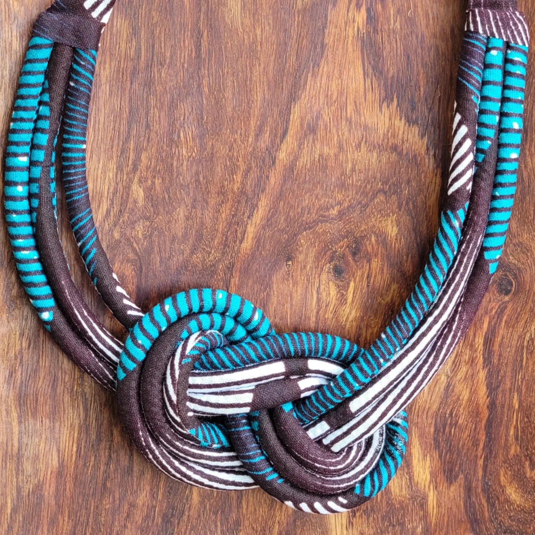 collier en tissu Ndeya, un collier coloré en pagne formant un nœud