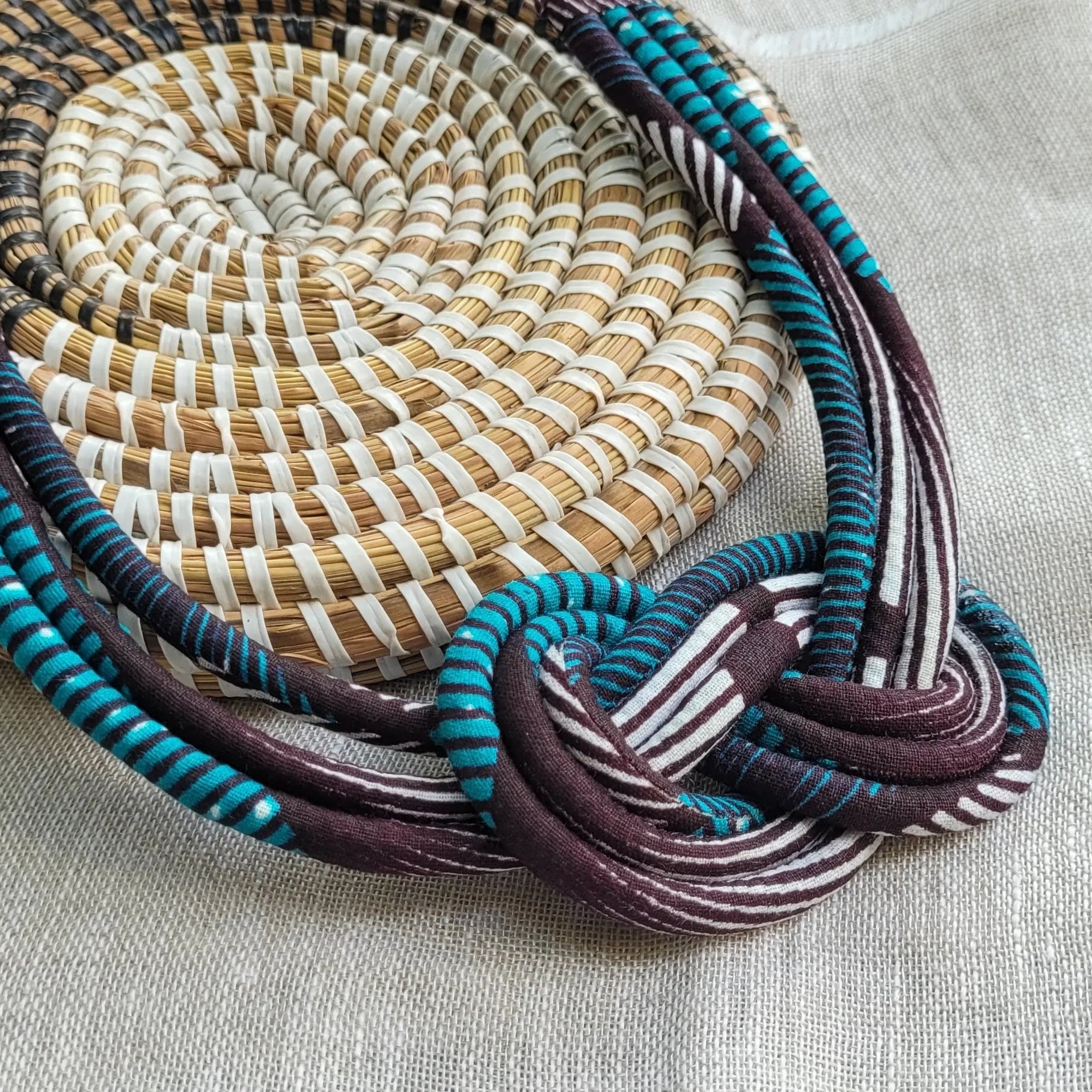 collier en tissu Ndeya, un collier coloré fait artisanalement à Dakar