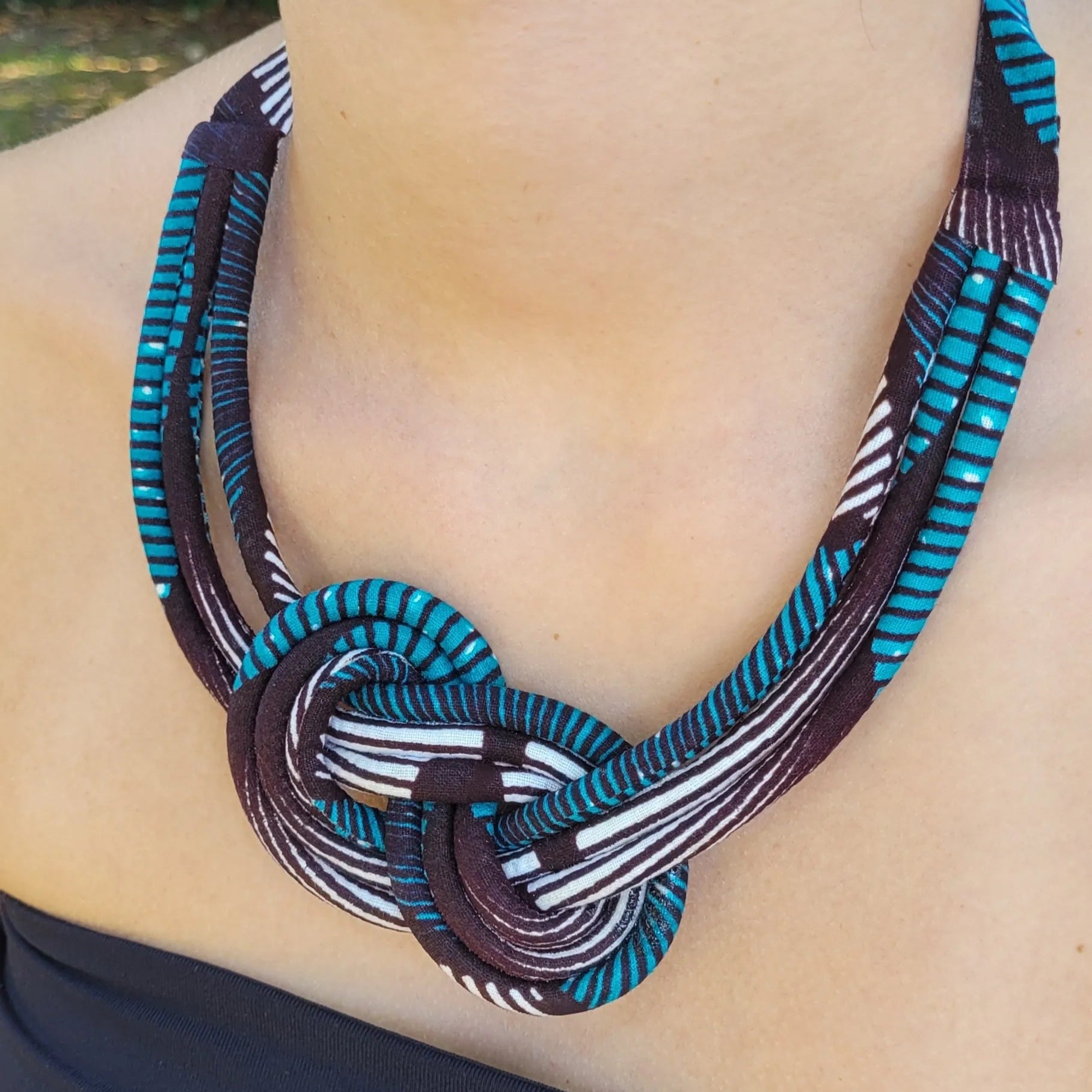 collier en tissu Ndeya, un collier ethnique chic en pagne formant un nœud