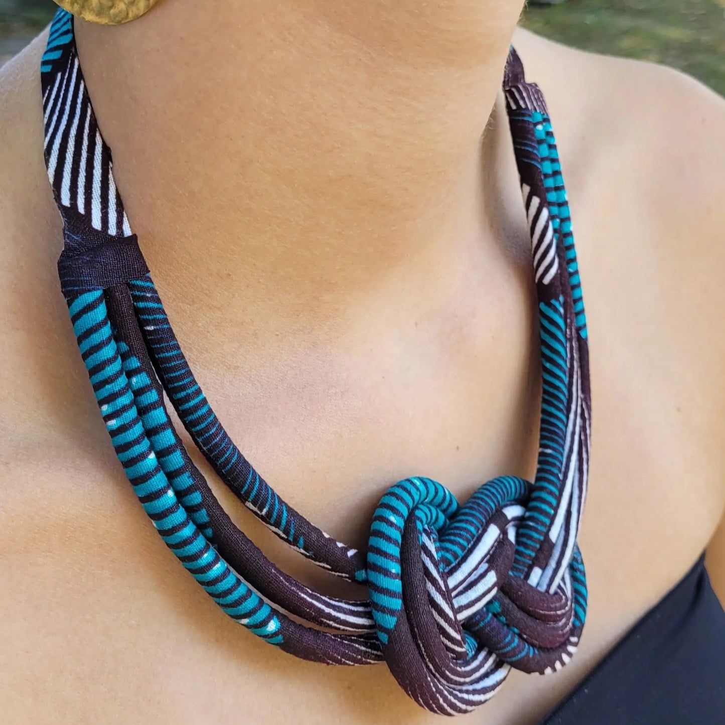 collier en tissu Ndeya, un collier ethnique chic fait artisanalement à Dakar