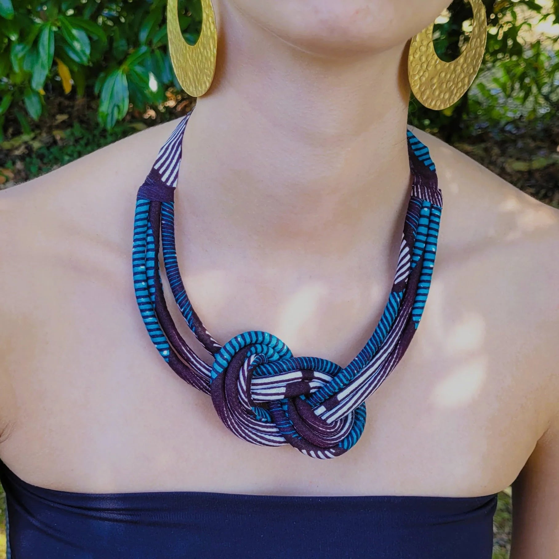 collier en tissu Ndeya, un collier ethnique chic composé de trois rangs de cordons recouverts de tissu wax entrelacés
