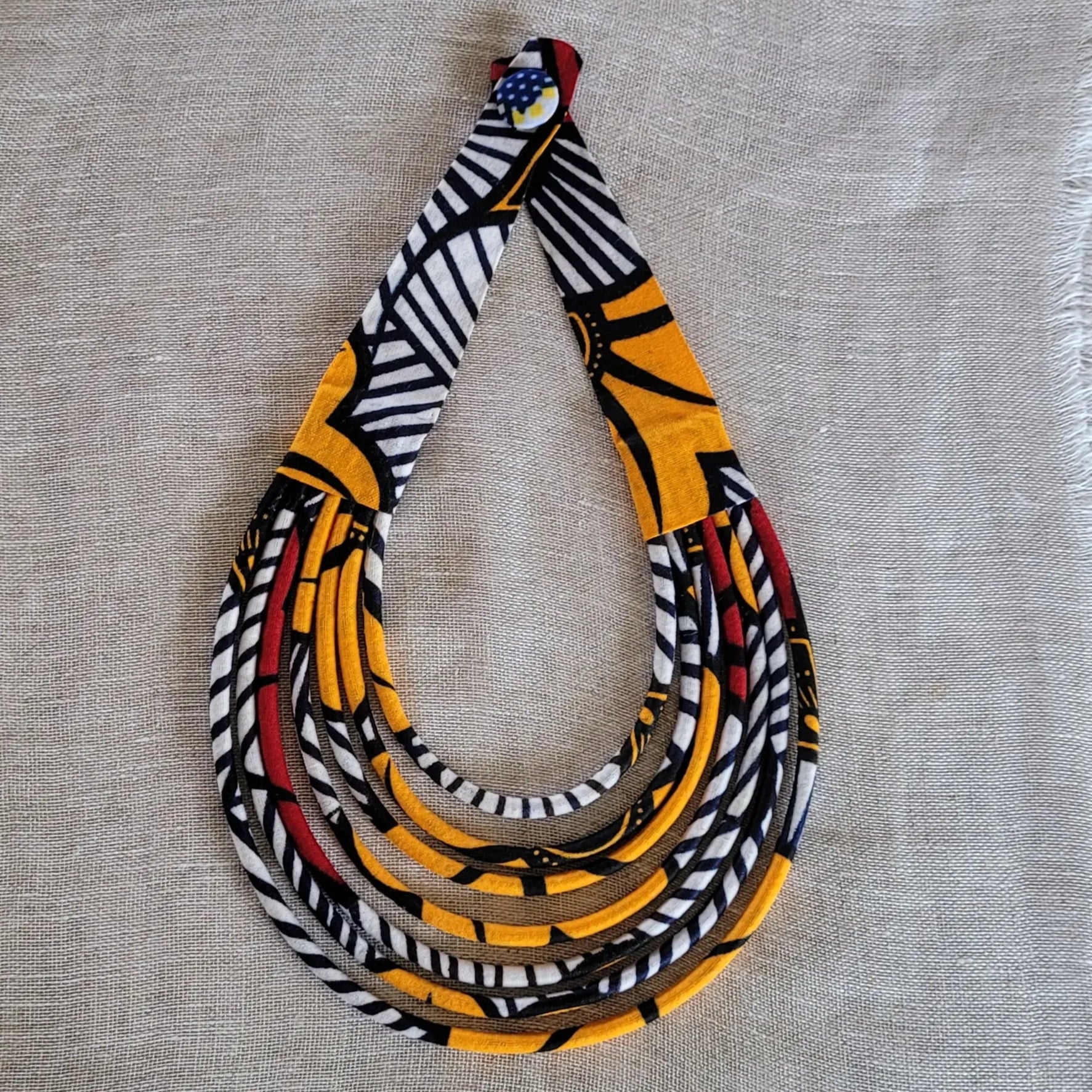 collier en tissu Ndidé, un bijou africain traditionnel fait main à Dakar