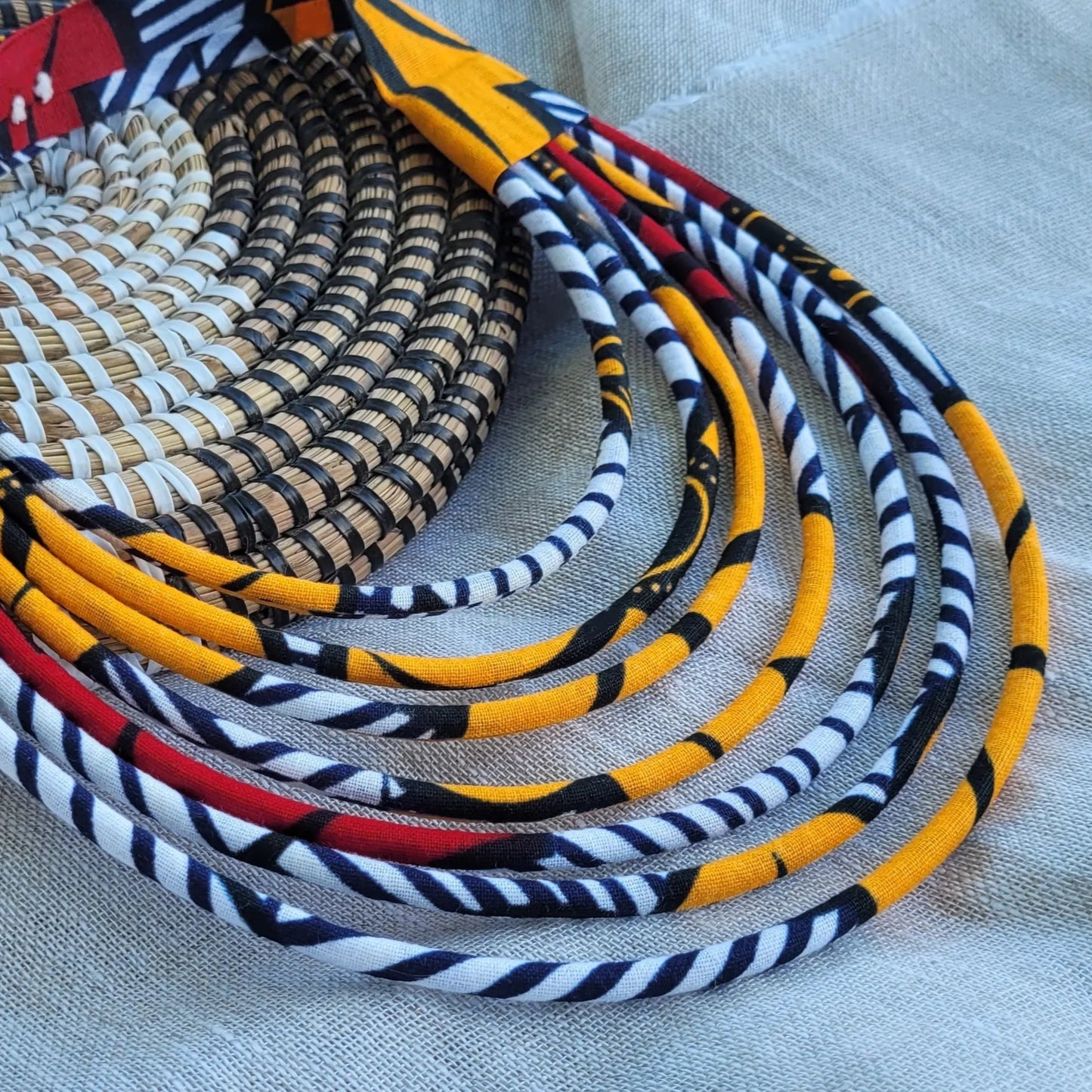 collier en tissu Ndidé, un collier coloré fait main à Dakar