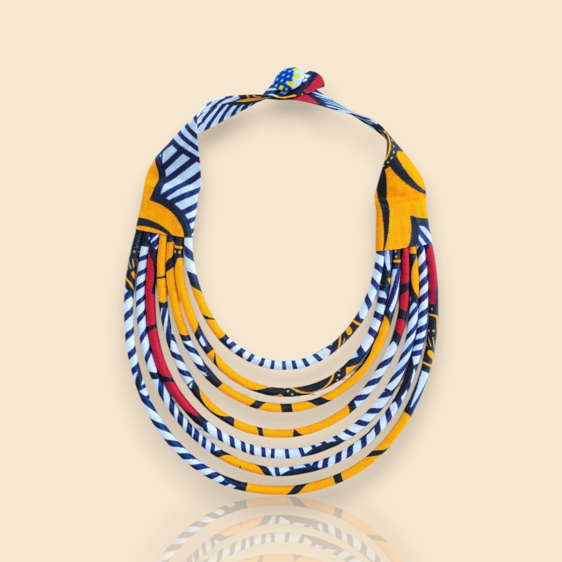 collier en tissu Ndidé, un collier ethnique chic en wax orange et blanc
