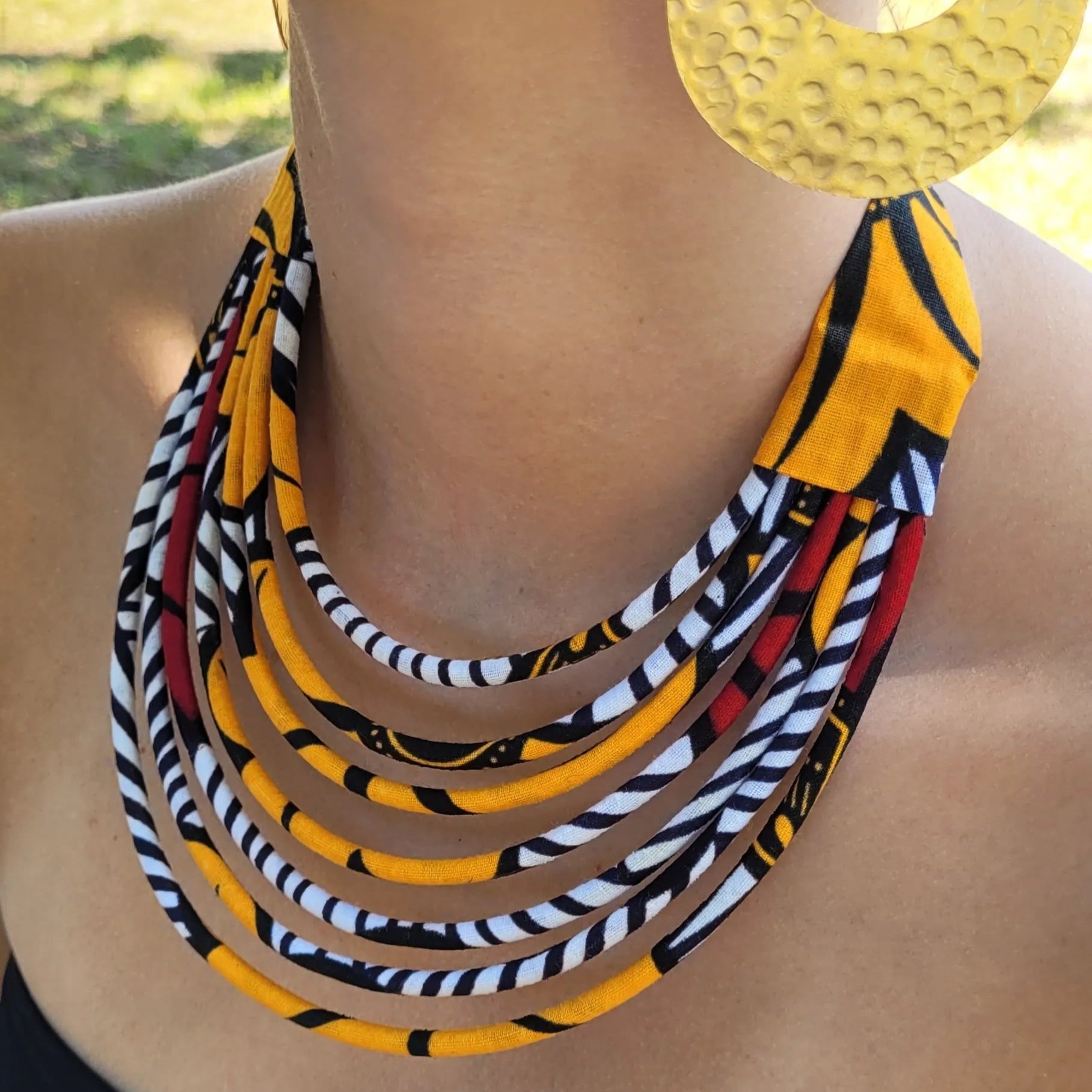 collier en tissu Ndidé, un collier ethnique chic en pagne orange et blanc