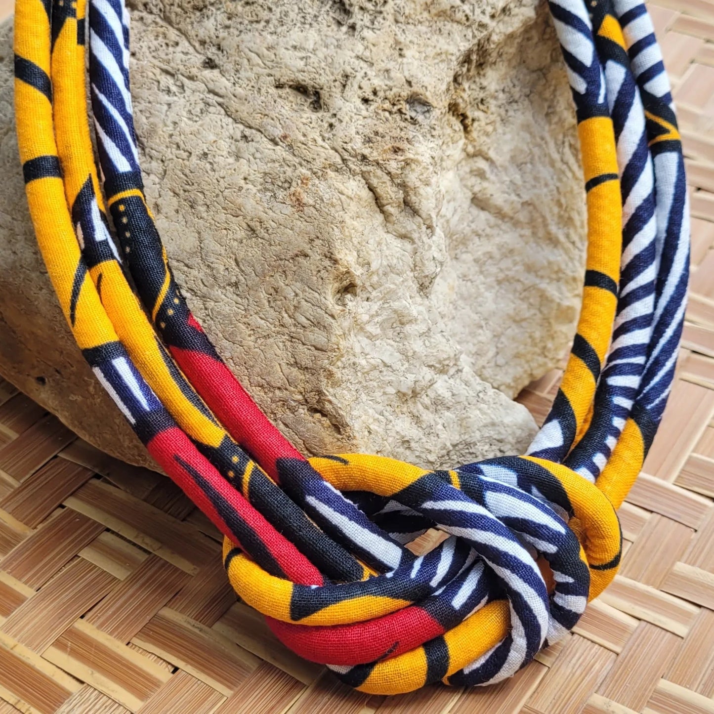 collier en tissu Rokhaya, un bijou africain traditionnel en wax aux nuances chaleureuses et contrastées