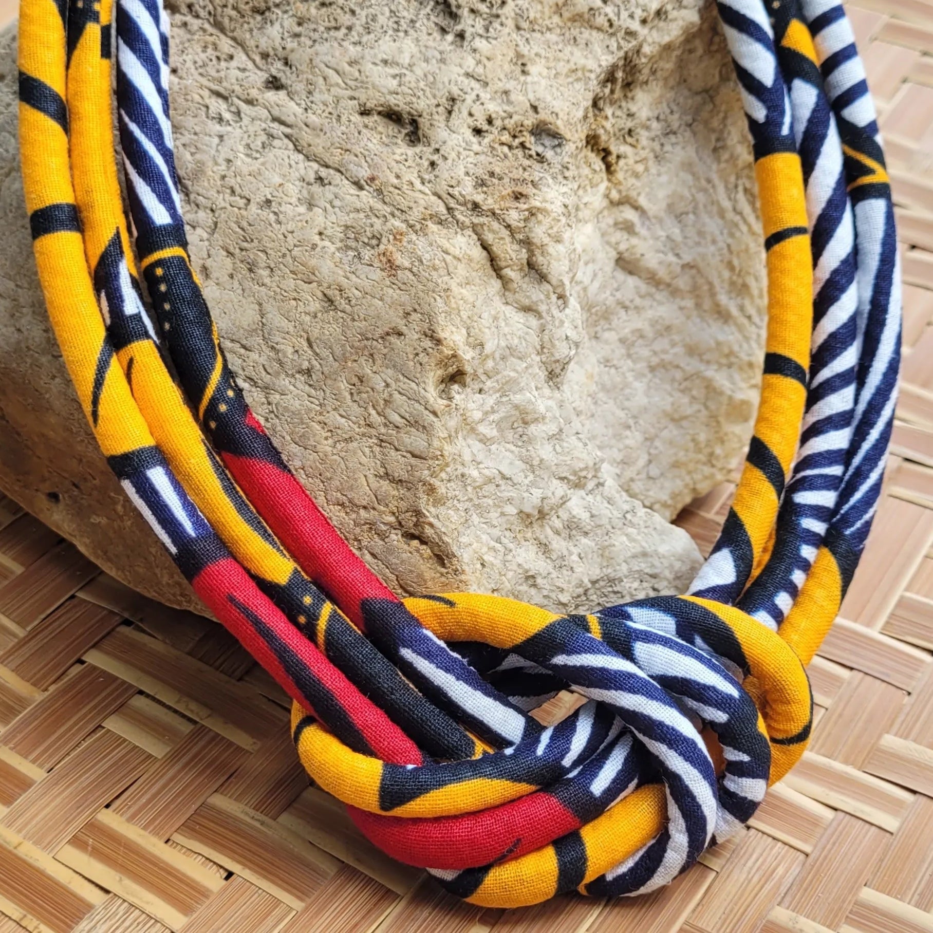 collier en tissu Rokhaya, un bijou africain traditionnel en wax aux nuances chaleureuses et contrastées