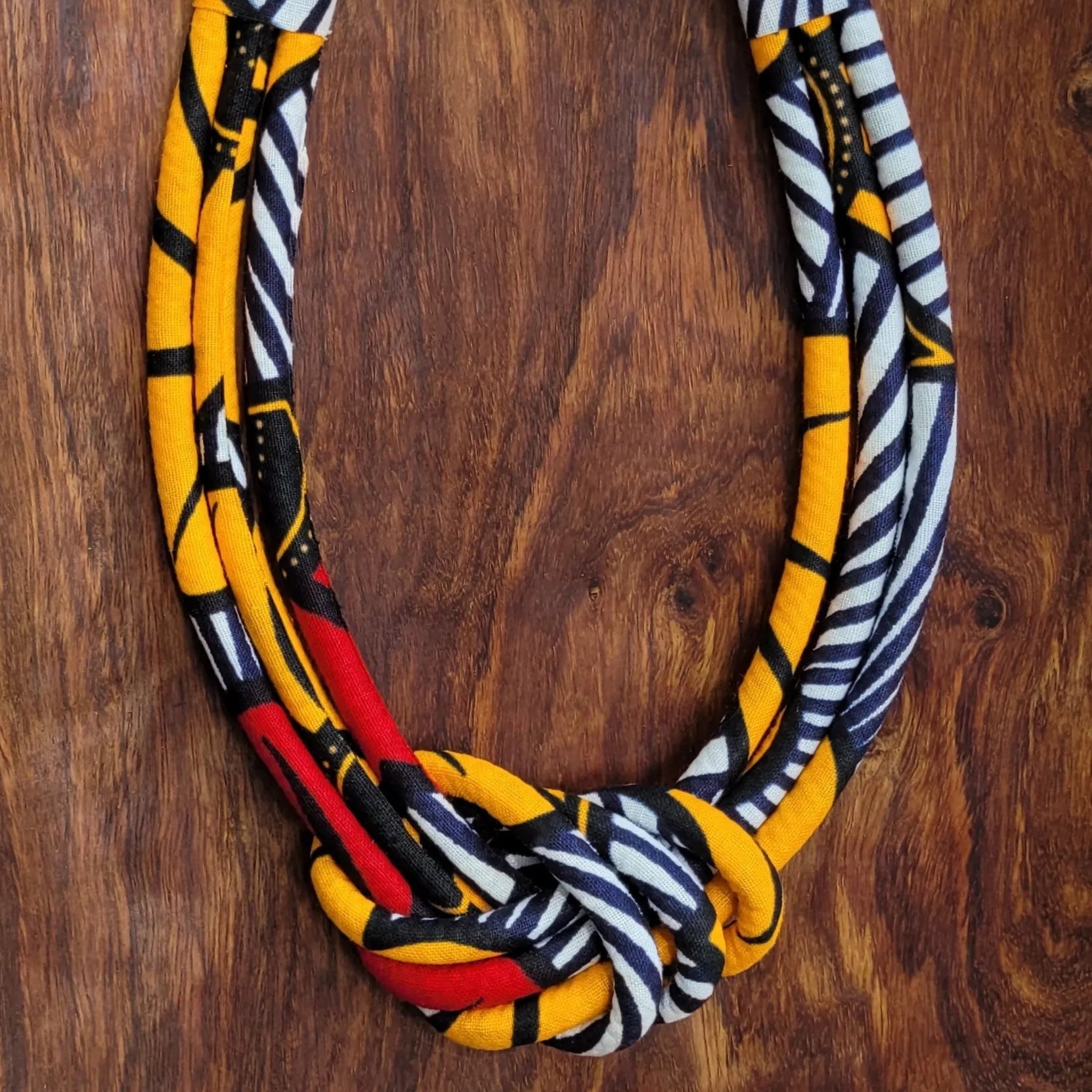 collier en tissu Rokhaya, un collier coloré en pagne formant un nœud