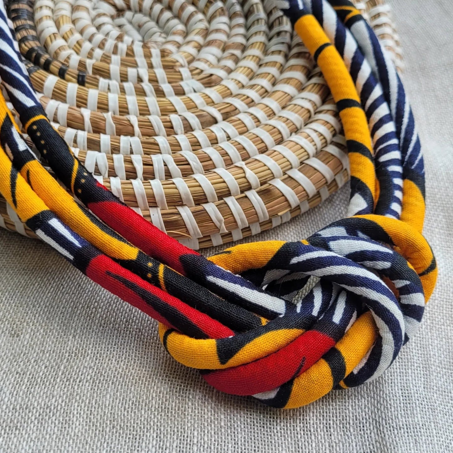 collier en tissu Rokhaya, un collier coloré fait artisanalement à Dakar