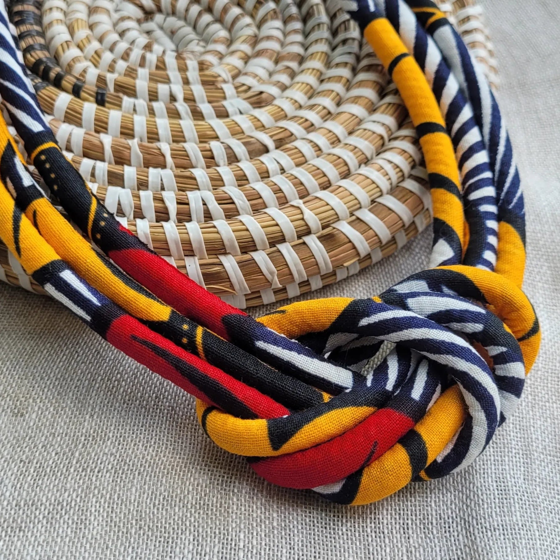 collier en tissu Rokhaya, un collier coloré fait artisanalement à Dakar