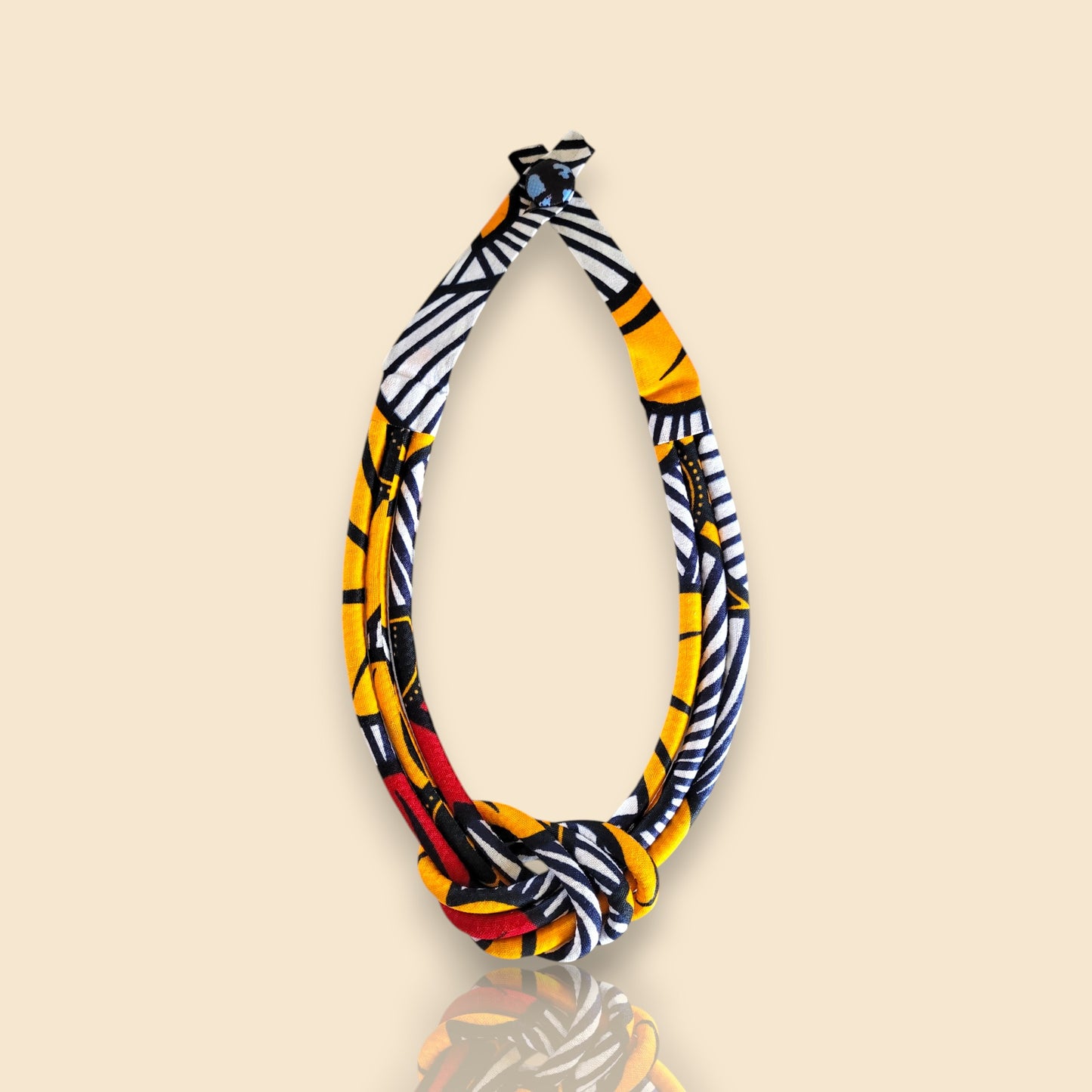 collier en tissu Rokhaya, un collier ethnique chic en wax aux nuances chaleureuses et contrastées